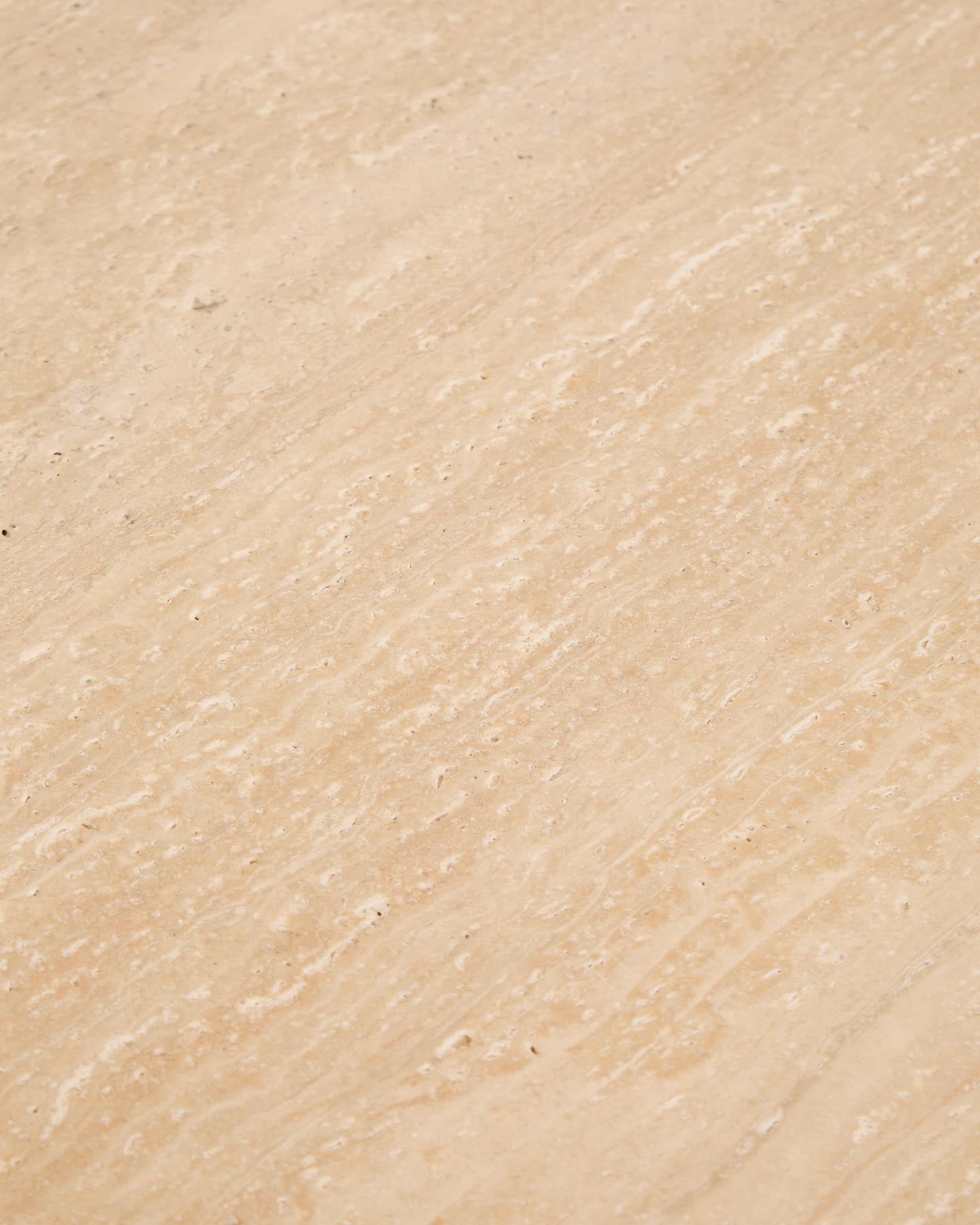 Beistelltisch Pirita aus beigem Travertin mit Beinen aus massivem Eichenholz mit dunklem Finish, 71 x 70 cm, FSC 100 % in Beige präsentiert im Onlineshop von KAQTU Design AG. Beistelltisch ist von Kave Home
