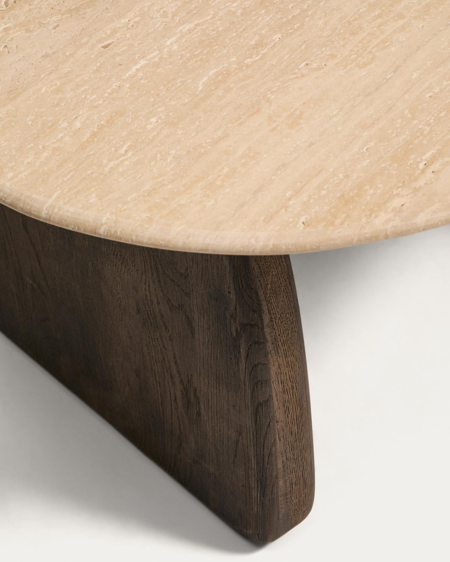Beistelltisch Pirita aus beigem Travertin mit Beinen aus massivem Eichenholz mit dunklem Finish, 71 x 70 cm, FSC 100 % in Beige präsentiert im Onlineshop von KAQTU Design AG. Beistelltisch ist von Kave Home