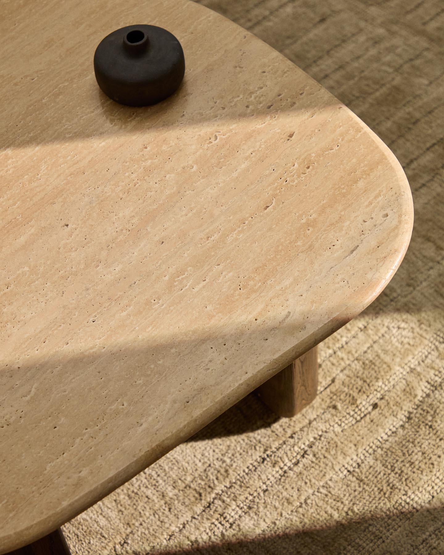 Beistelltisch Pirita aus beigem Travertin mit Beinen aus massivem Eichenholz mit dunklem Finish, 71 x 70 cm, FSC 100 % in Beige präsentiert im Onlineshop von KAQTU Design AG. Beistelltisch ist von Kave Home