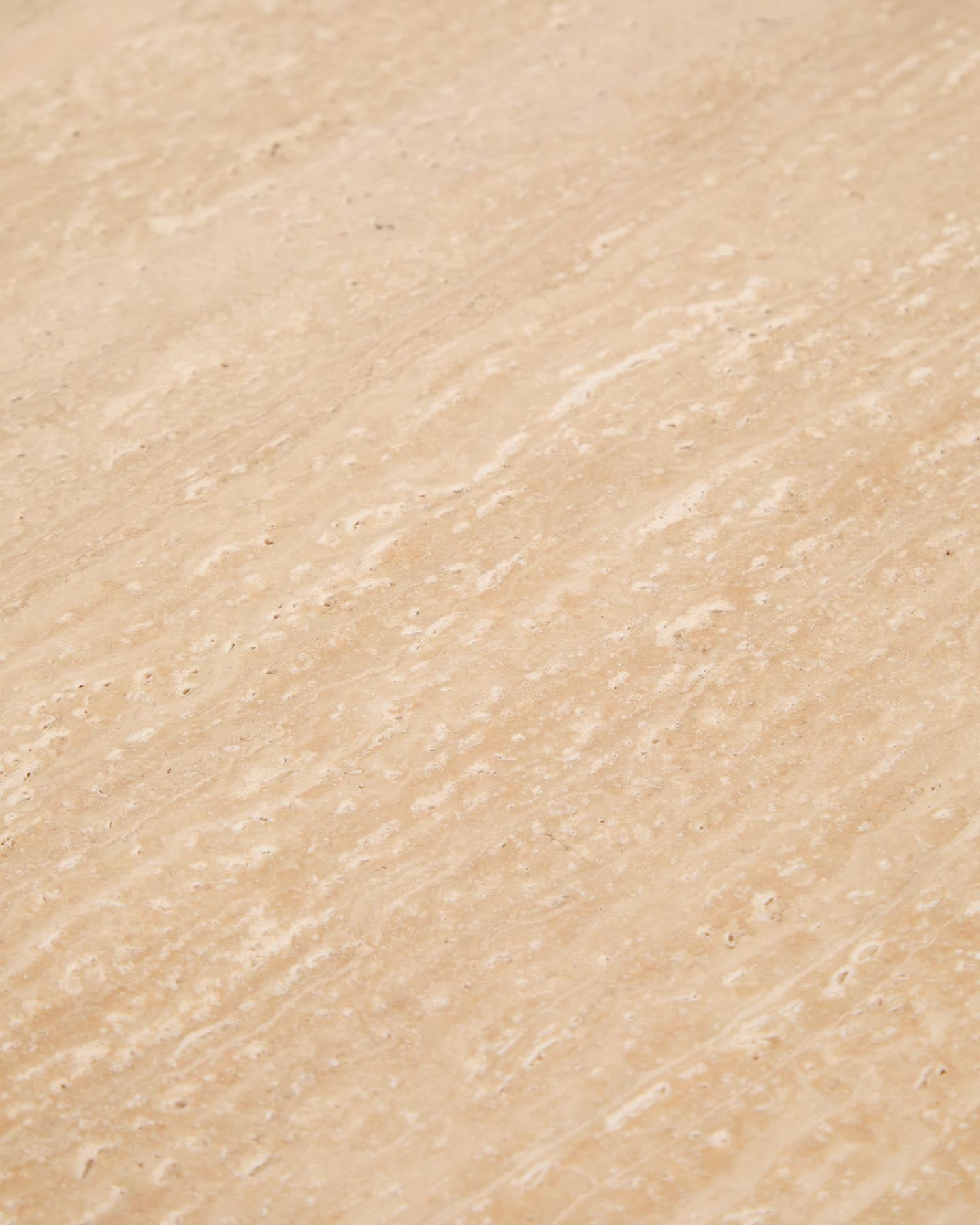 Beistelltisch Pirita aus beigem Travertin mit Beinen aus massivem Eichenholz mit naturfarbenem Finish, 71 x 70 cm, FSC 100 % in Beige präsentiert im Onlineshop von KAQTU Design AG. Beistelltisch ist von Kave Home