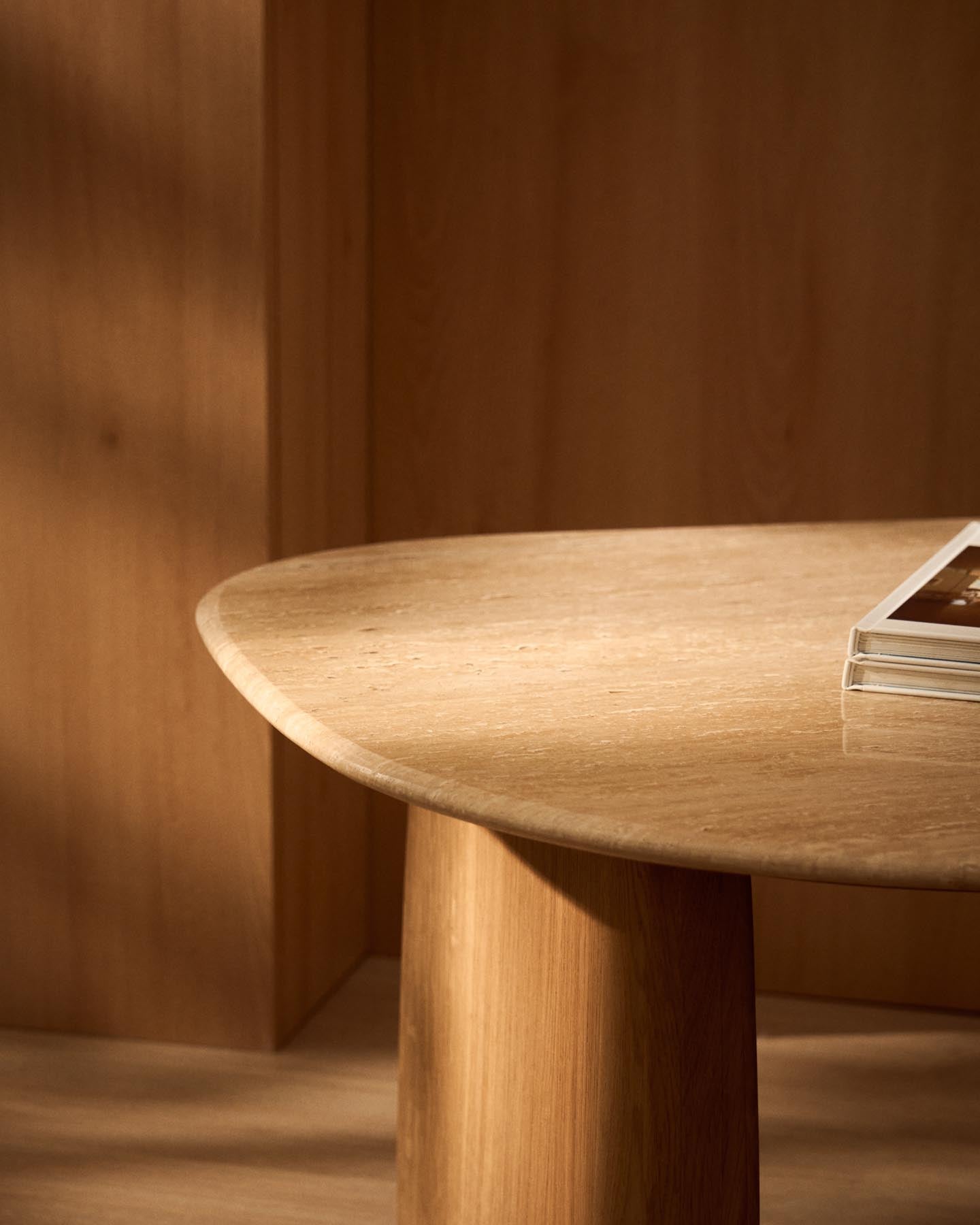 Beistelltisch Pirita aus beigem Travertin mit Beinen aus massivem Eichenholz mit naturfarbenem Finish, 71 x 70 cm, FSC 100 % in Beige präsentiert im Onlineshop von KAQTU Design AG. Beistelltisch ist von Kave Home