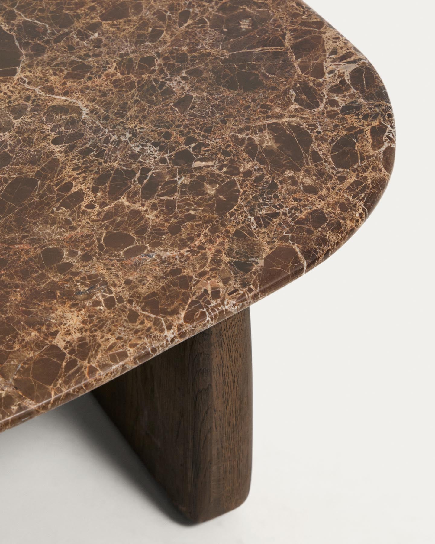 Beistelltisch Pirita aus braunem Marmor mit Beinen aus massivem Eichenholz mit dunklem Finish, 71 x 70 cm, FSC 100 % in Braun präsentiert im Onlineshop von KAQTU Design AG. Beistelltisch ist von Kave Home