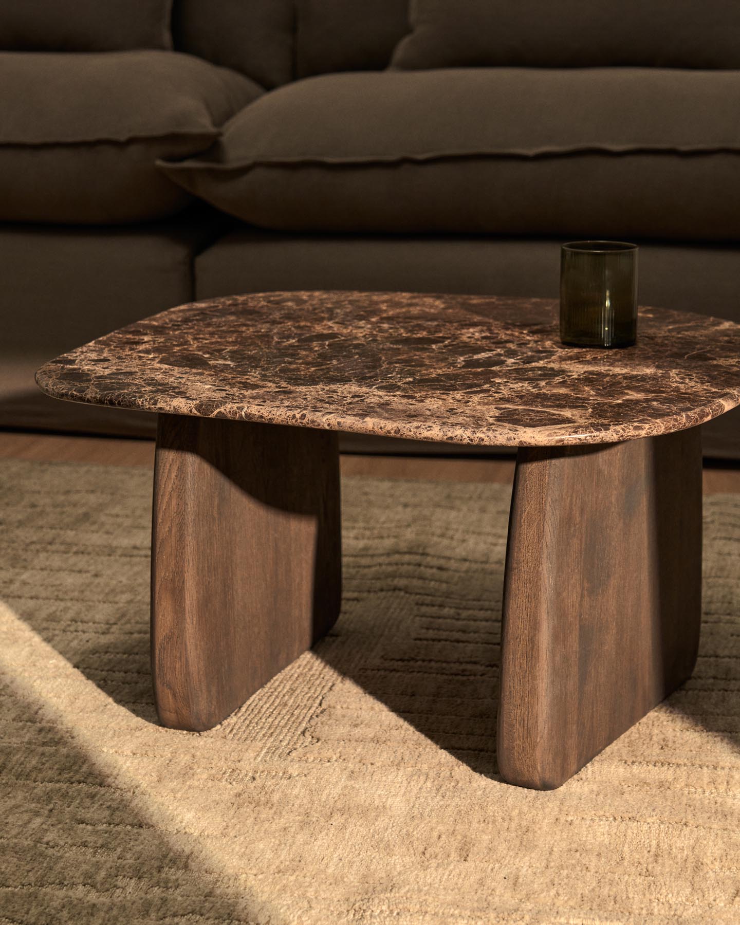 Beistelltisch Pirita aus braunem Marmor mit Beinen aus massivem Eichenholz mit dunklem Finish, 71 x 70 cm, FSC 100 % in Braun präsentiert im Onlineshop von KAQTU Design AG. Beistelltisch ist von Kave Home