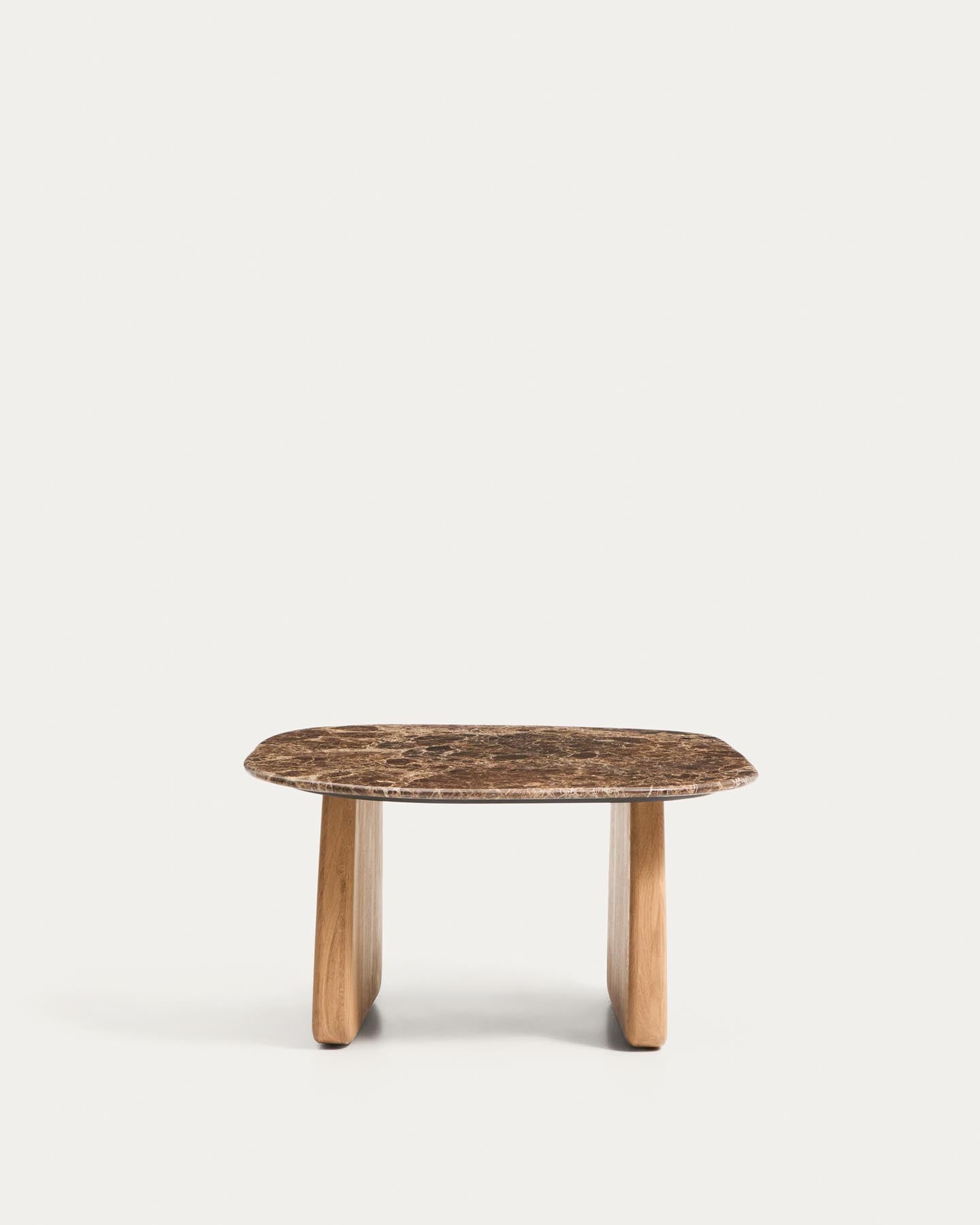 Beistelltisch Pirita aus braunem Marmor mit Beinen aus massivem Eichenholz mit naturfarbenem Finish, 71 x 70 cm, FSC 100 % in Braun präsentiert im Onlineshop von KAQTU Design AG. Beistelltisch ist von Kave Home