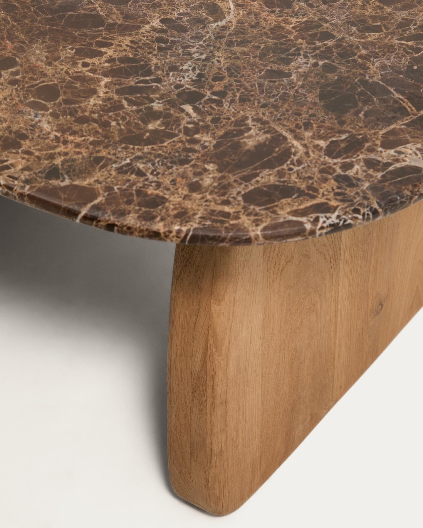Beistelltisch Pirita aus braunem Marmor mit Beinen aus massivem Eichenholz mit naturfarbenem Finish, 71 x 70 cm, FSC 100 % in Braun präsentiert im Onlineshop von KAQTU Design AG. Beistelltisch ist von Kave Home