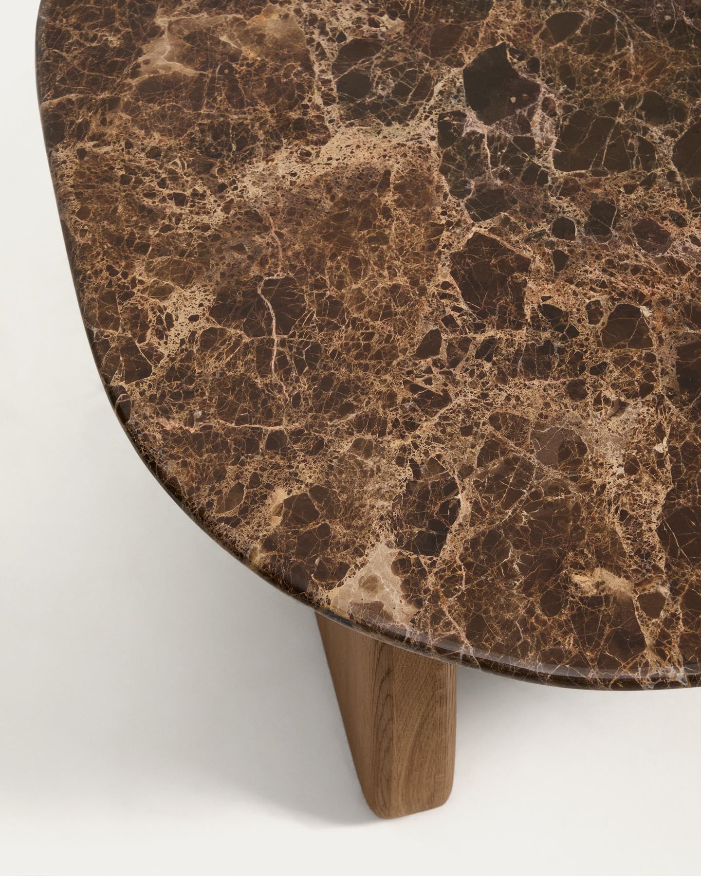 Beistelltisch Pirita aus braunem Marmor mit Beinen aus massivem Eichenholz mit naturfarbenem Finish, 71 x 70 cm, FSC 100 % in Braun präsentiert im Onlineshop von KAQTU Design AG. Beistelltisch ist von Kave Home