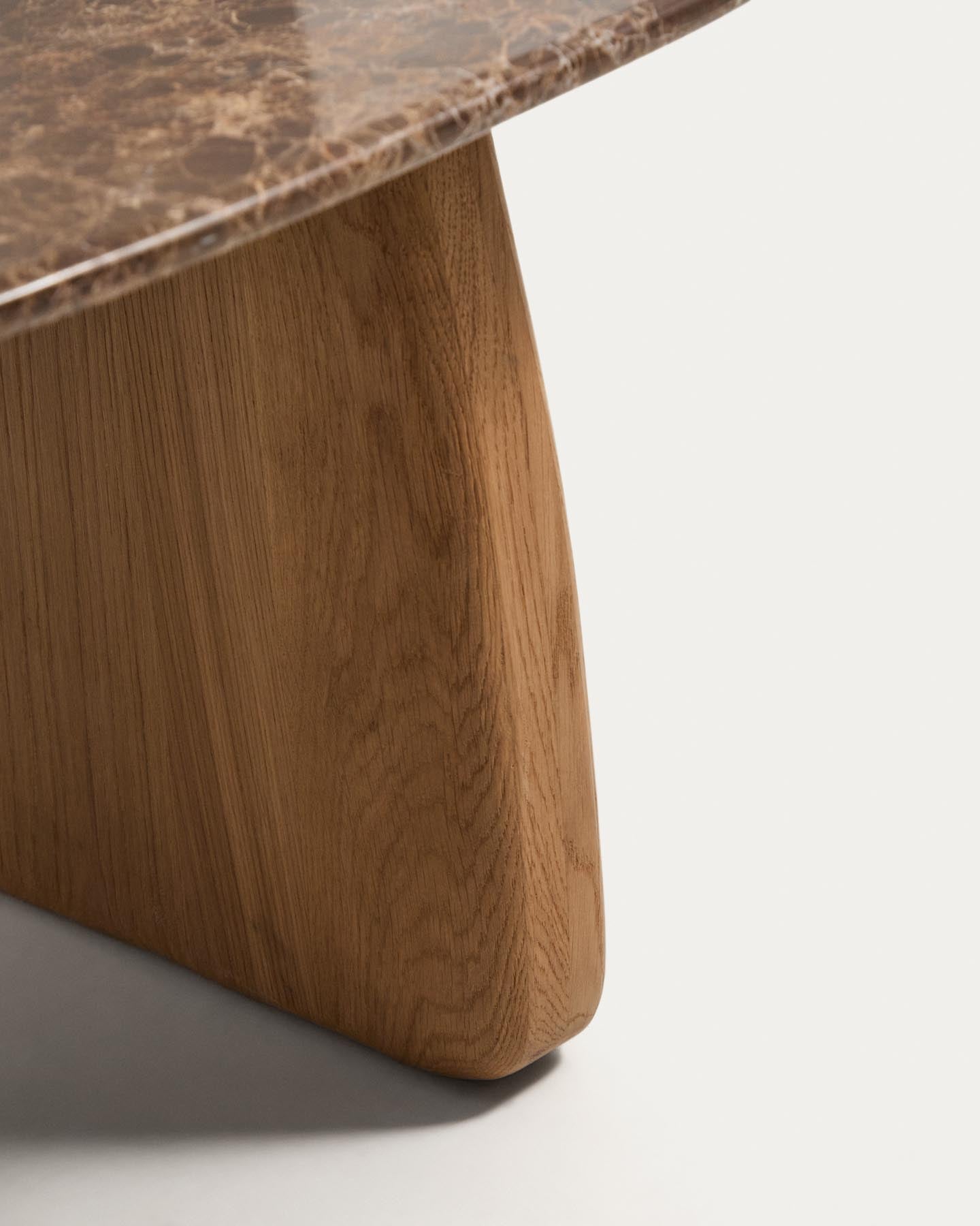 Beistelltisch Pirita aus braunem Marmor mit Beinen aus massivem Eichenholz mit naturfarbenem Finish, 71 x 70 cm, FSC 100 % in Braun präsentiert im Onlineshop von KAQTU Design AG. Beistelltisch ist von Kave Home