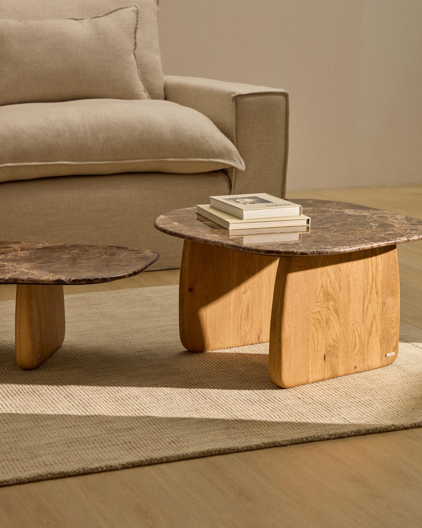 Beistelltisch Pirita aus braunem Marmor mit Beinen aus massivem Eichenholz mit naturfarbenem Finish, 71 x 70 cm, FSC 100 % in Braun präsentiert im Onlineshop von KAQTU Design AG. Beistelltisch ist von Kave Home