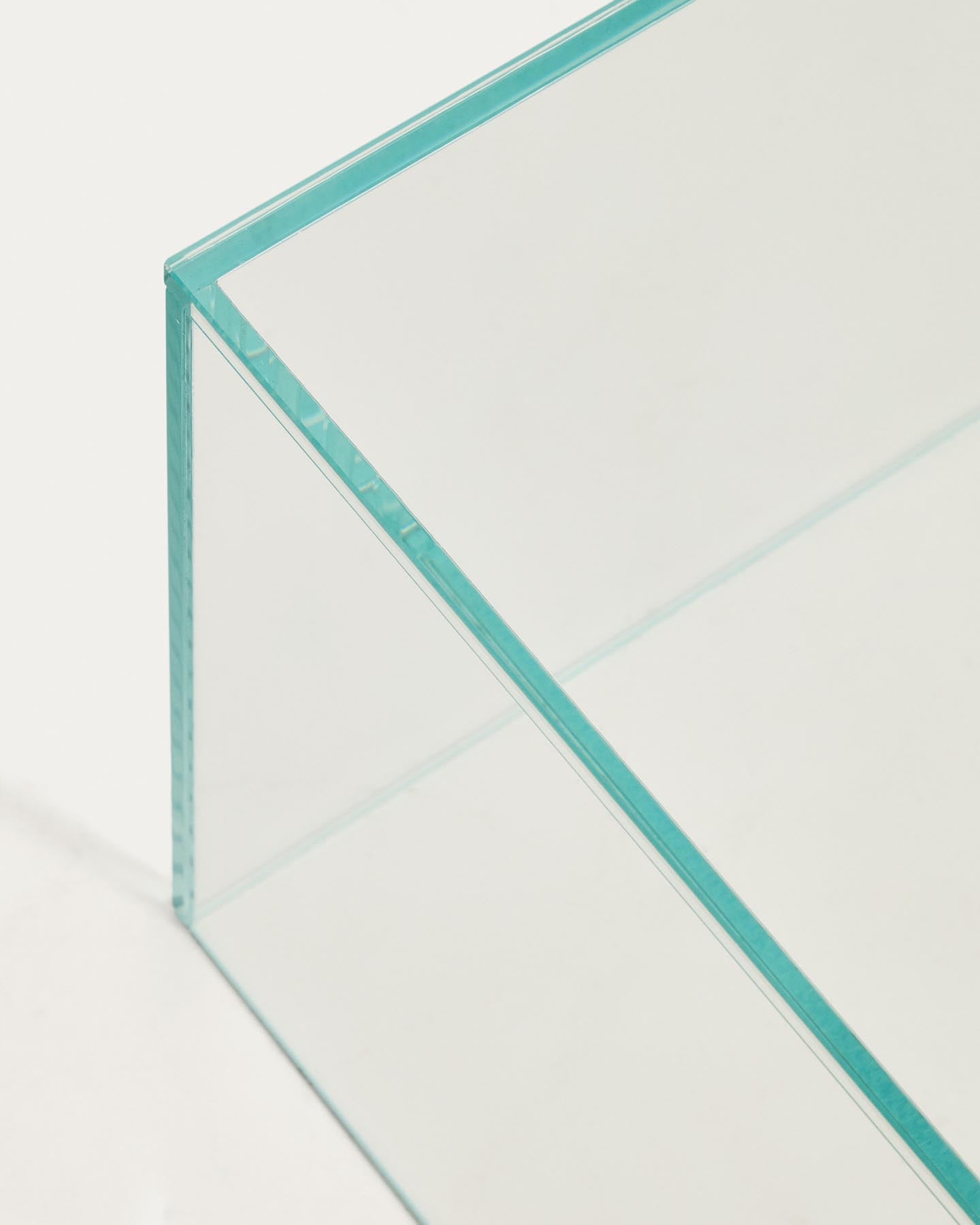 Beistelltisch Orlia aus transparentem gehärtetem Glas, 50 x 50 cm in Transparent präsentiert im Onlineshop von KAQTU Design AG. Beistelltisch ist von Kave Home