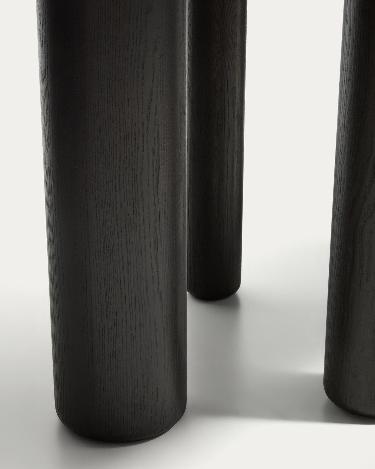 Mailen ovaler Tisch aus Eschenfurnier mit dunklem Finish Ø 180 x 105 cm in Dunkelbraun präsentiert im Onlineshop von KAQTU Design AG. Esstisch ist von Kave Home