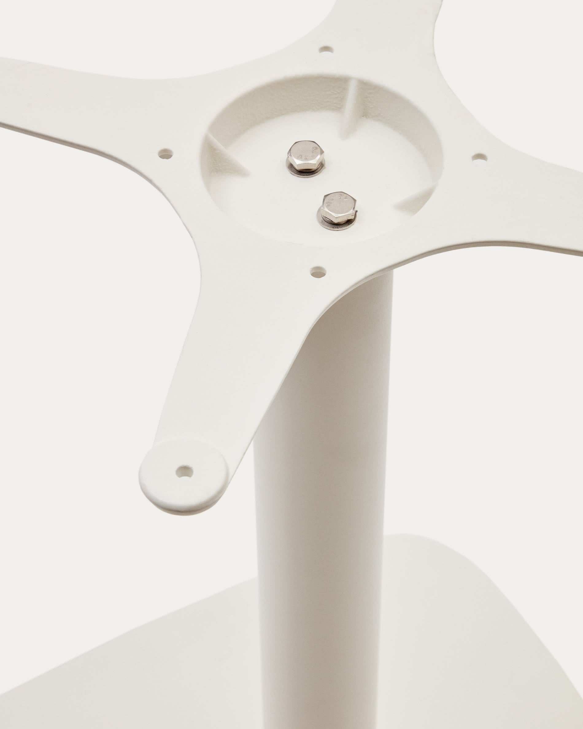 Dina Stehtischbein von Kave Home: Elegantes, weiß lackiertes Metallfußdesign, ideal für stilvolle Hochtische im Außenbereich.