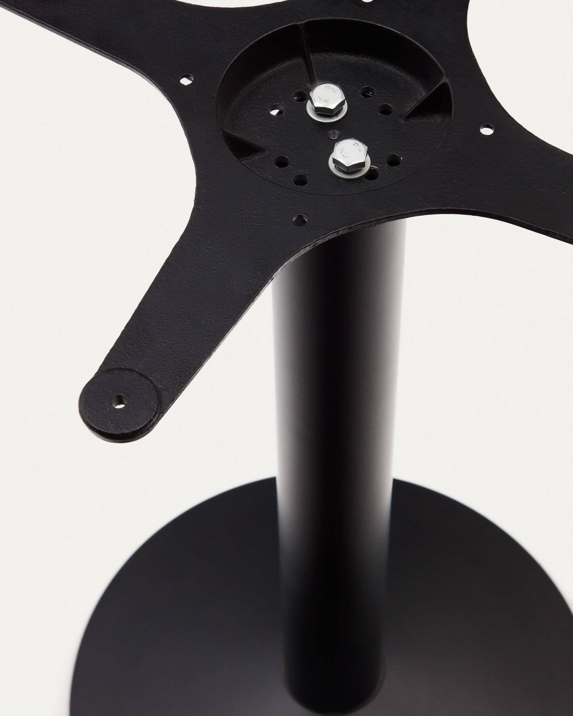 Elegantes Esilda Stehtischbein mit kleinem runden Sockel aus wetterfestem, schwarz lackiertem Metall. Ideal für stilvolle Außenbereiche.