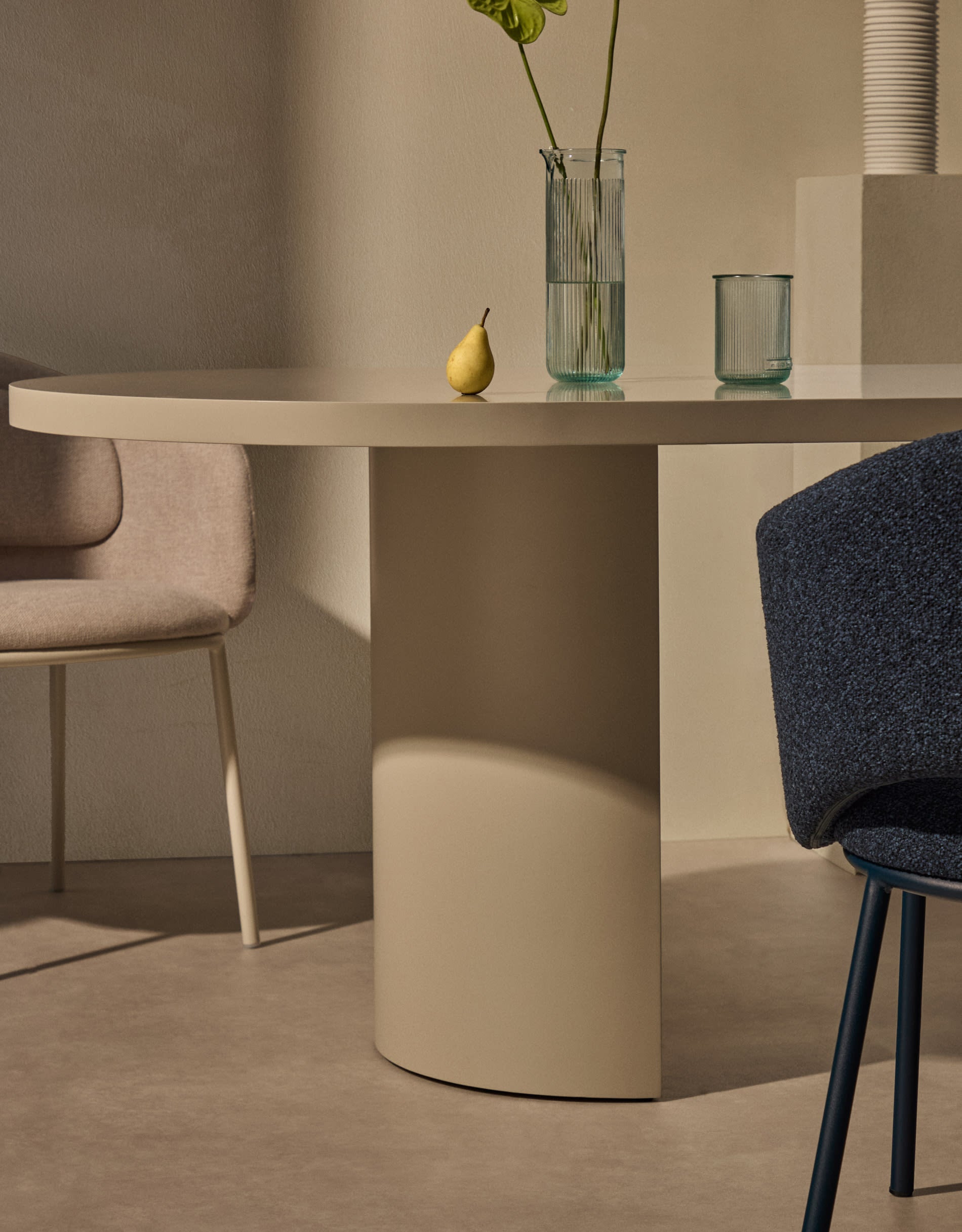 Moderner Esstisch Nealy von Kave Home, 240 x 100 cm, aus robustem MDF mit stilvollem eierschalfarbenem Finish. Perfekt für jedes Esszimmer.