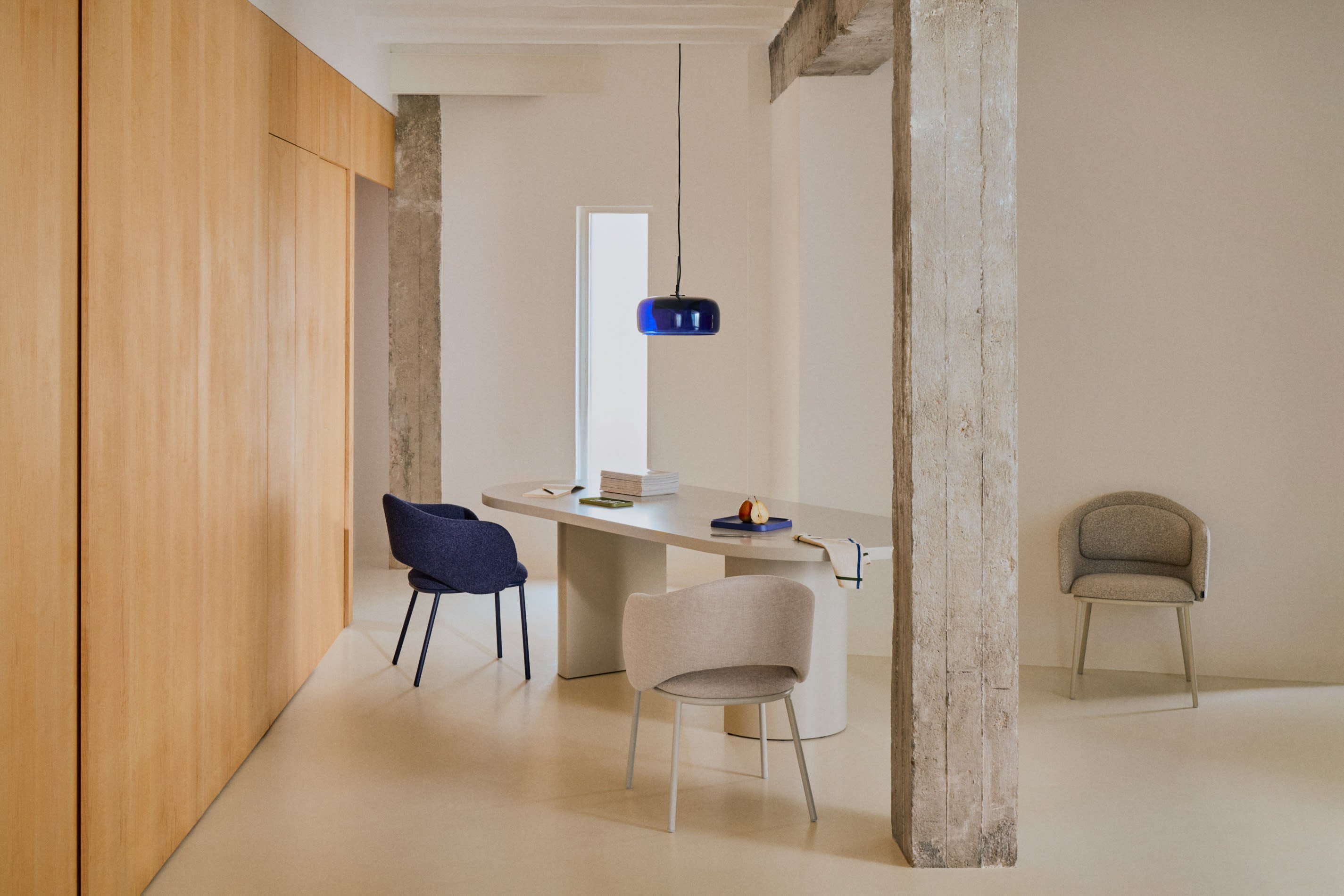 Eleganter Tisch Nealy aus MDF mit eierschalfarbenem Finish, 240x100 cm, modernes Design, ideal für stilvolle Wohnräume.