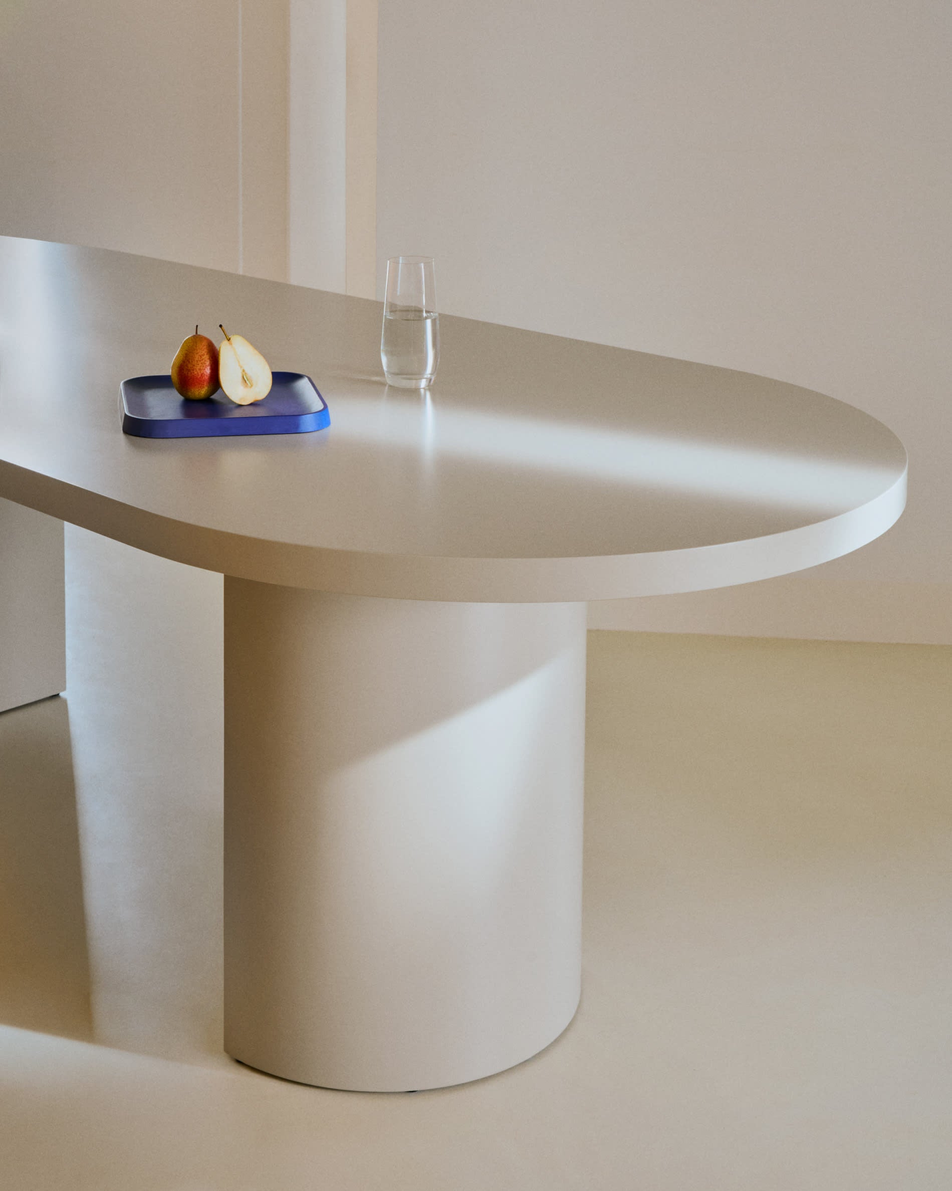 Eleganter Tisch Nealy aus MDF mit eierschalfarbenem Finish, 240x100 cm, modernes Design, ideal für stilvolle Wohnräume.