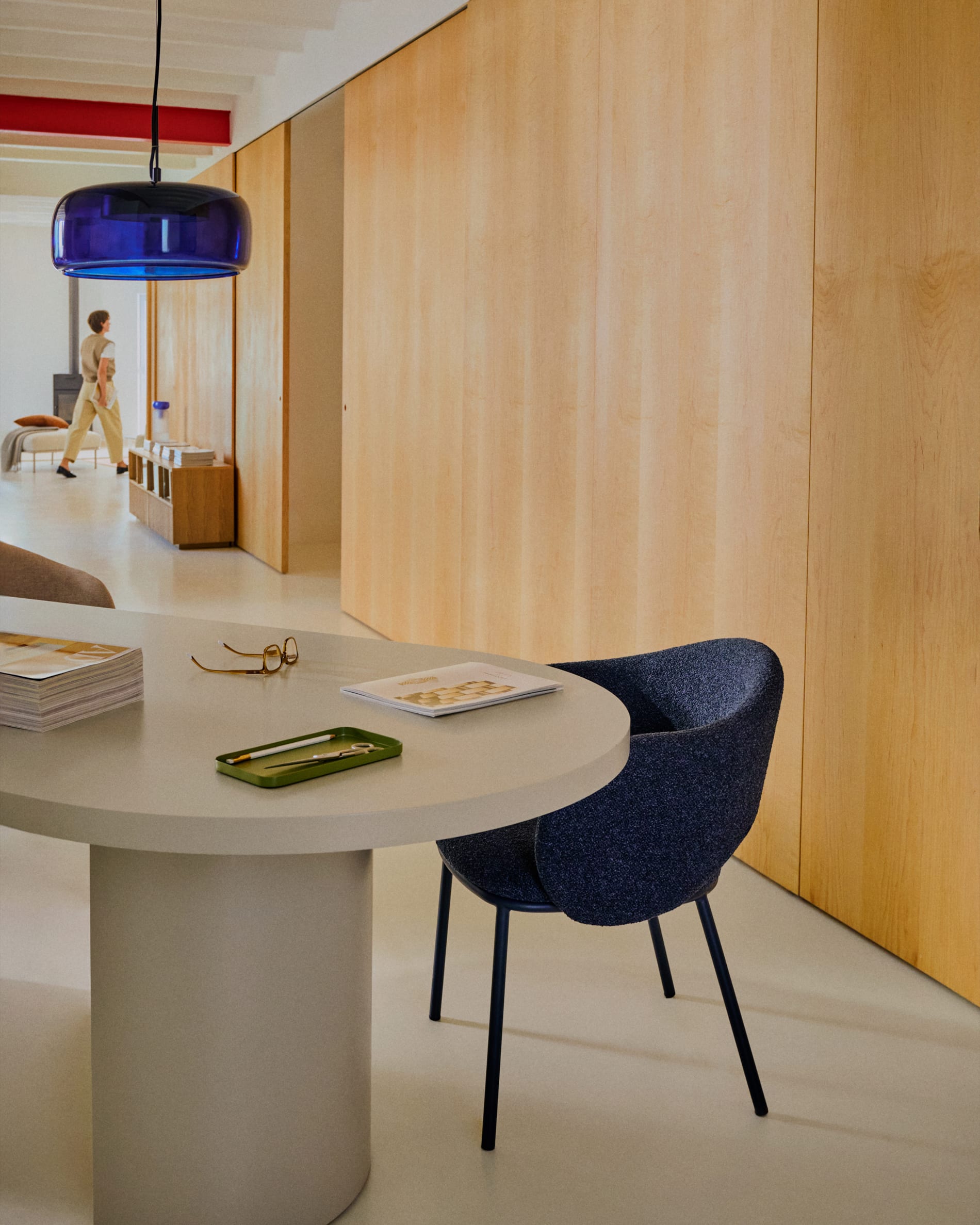 Moderner Tisch Nealy aus lackiertem MDF, eierschalfarben, 240x100 cm, stilvolles Design, perfekt für zeitgemässe Wohnräume.