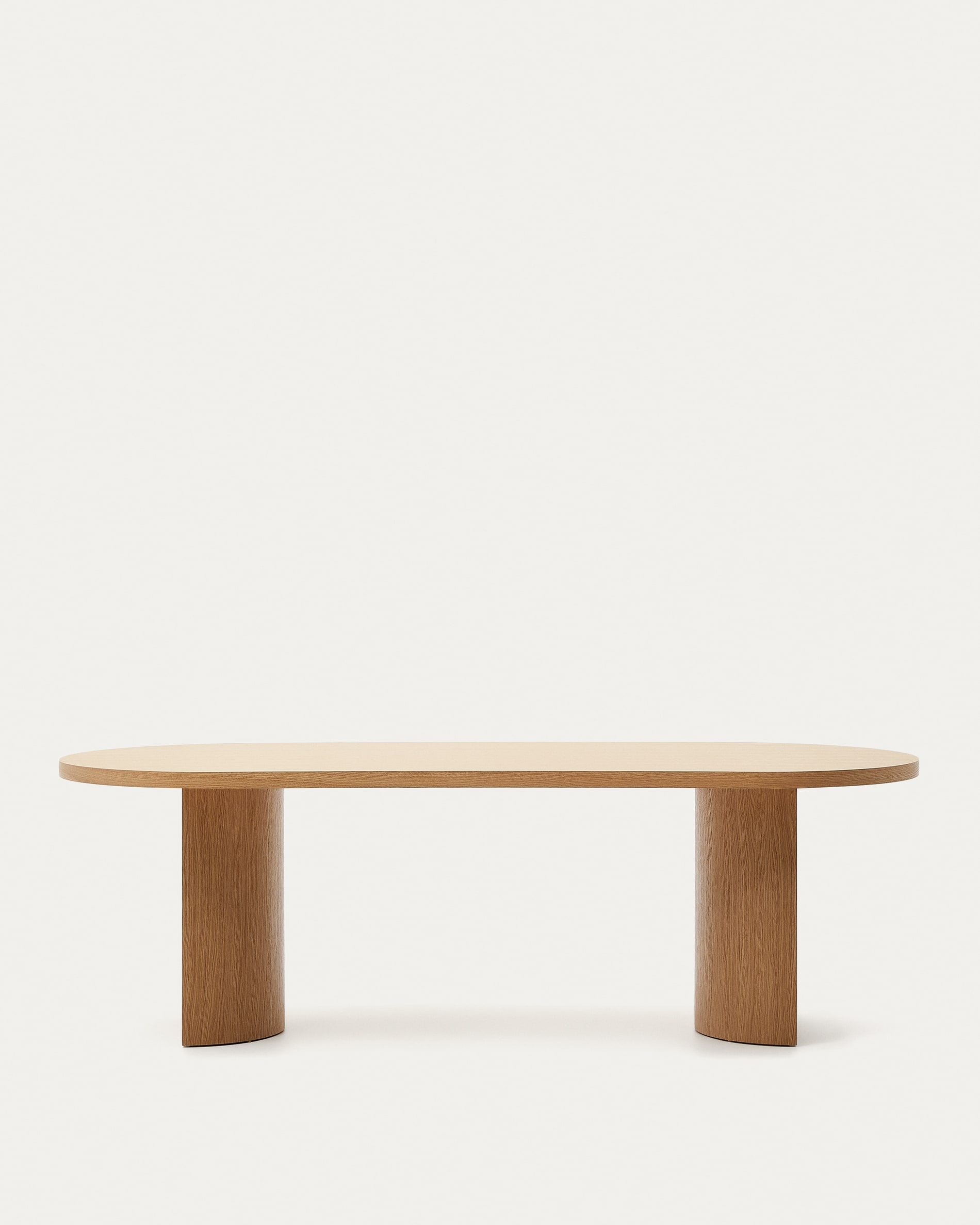 Der Nealy Tisch von Kave Home: Eleganz trifft Funktionalität. Eichenfurnier mit natürlichem Finish, 240x100 cm, ideal für gesellige Runden.