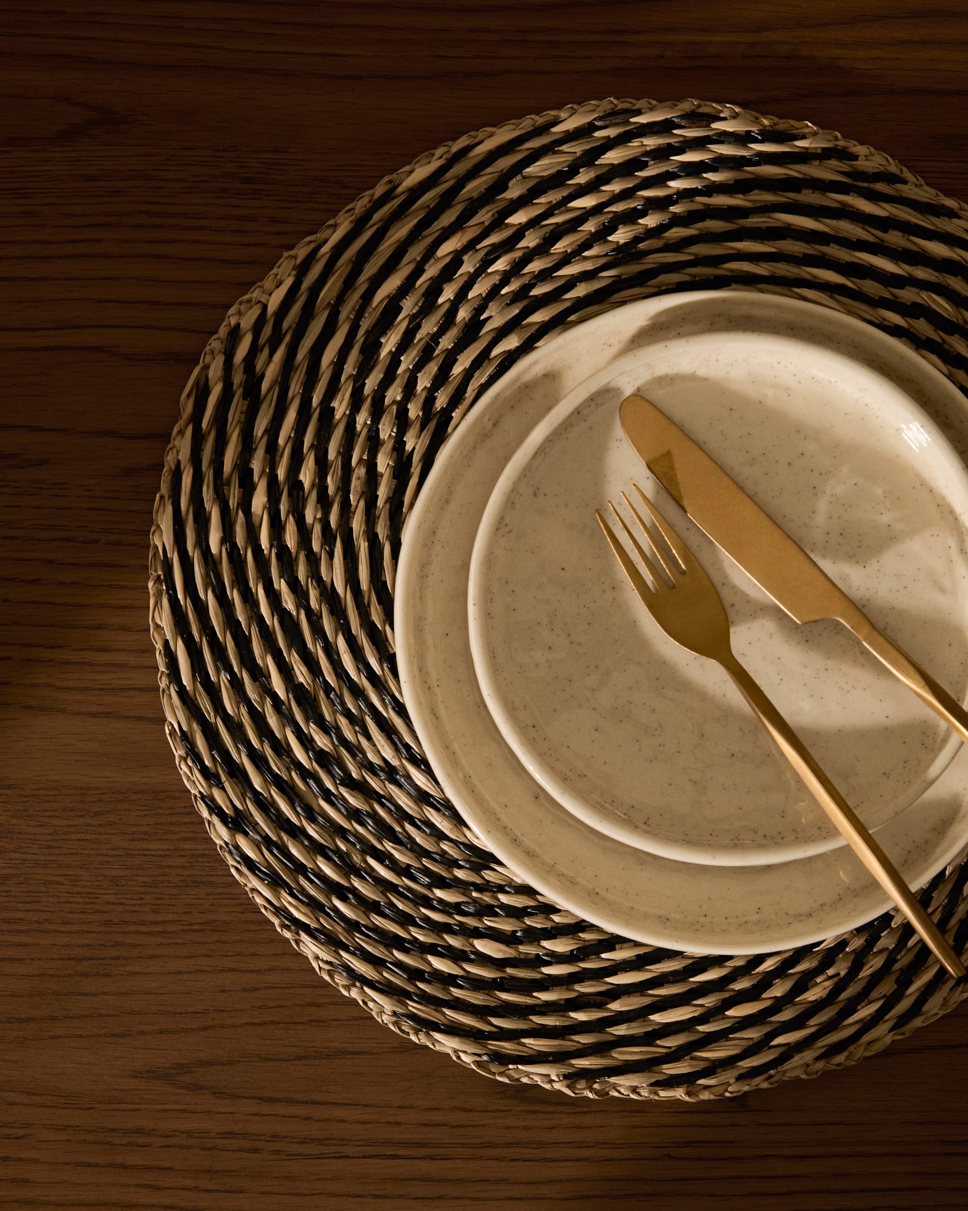 Der Sashi Tisch aus massivem Teakholz (220 x 100 cm) bietet zeitlose Schönheit und hohe Funktionalität, perfekt für jedes Esszimmer.