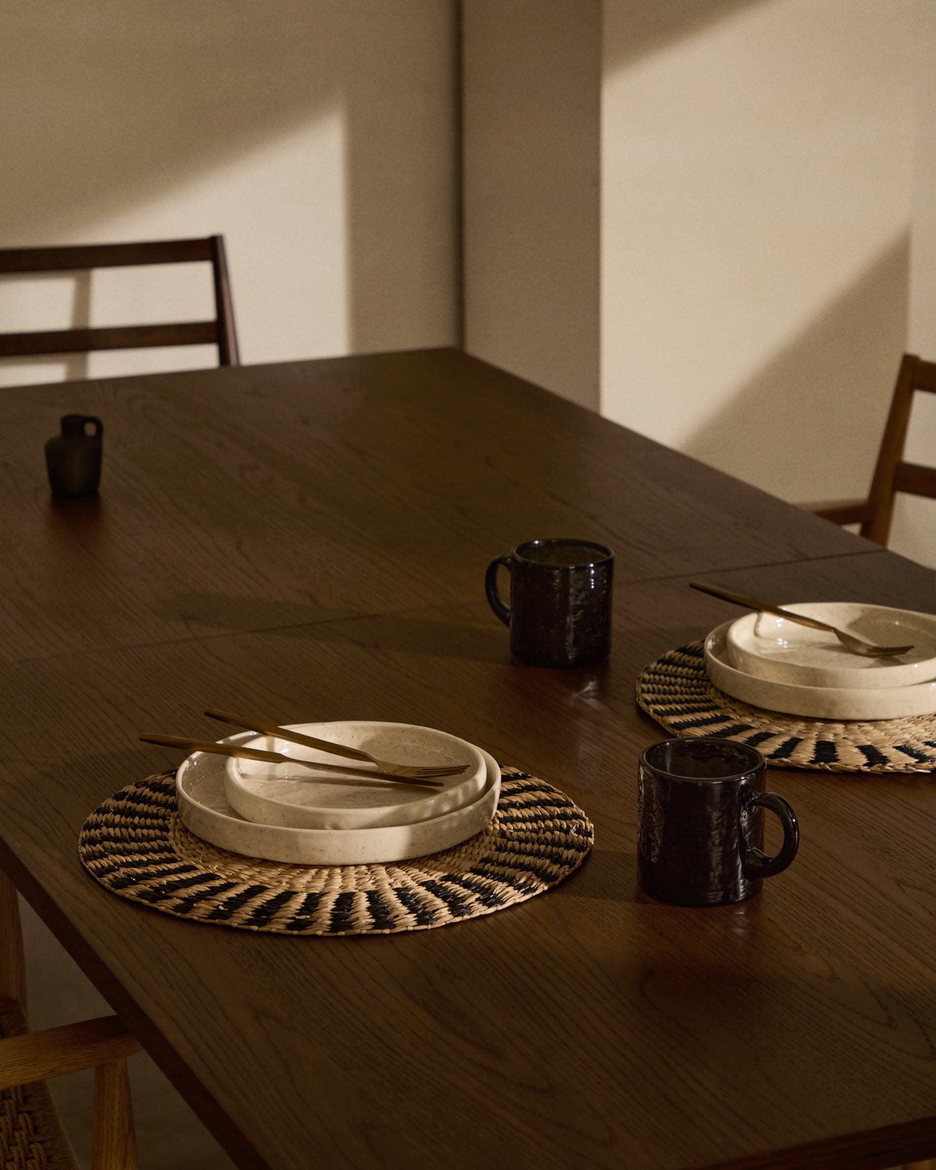 Der Sashi Tisch aus massivem Teakholz (220 x 100 cm) vereint elegantes Design mit Langlebigkeit und ist ideal für gesellige Esszimmer.