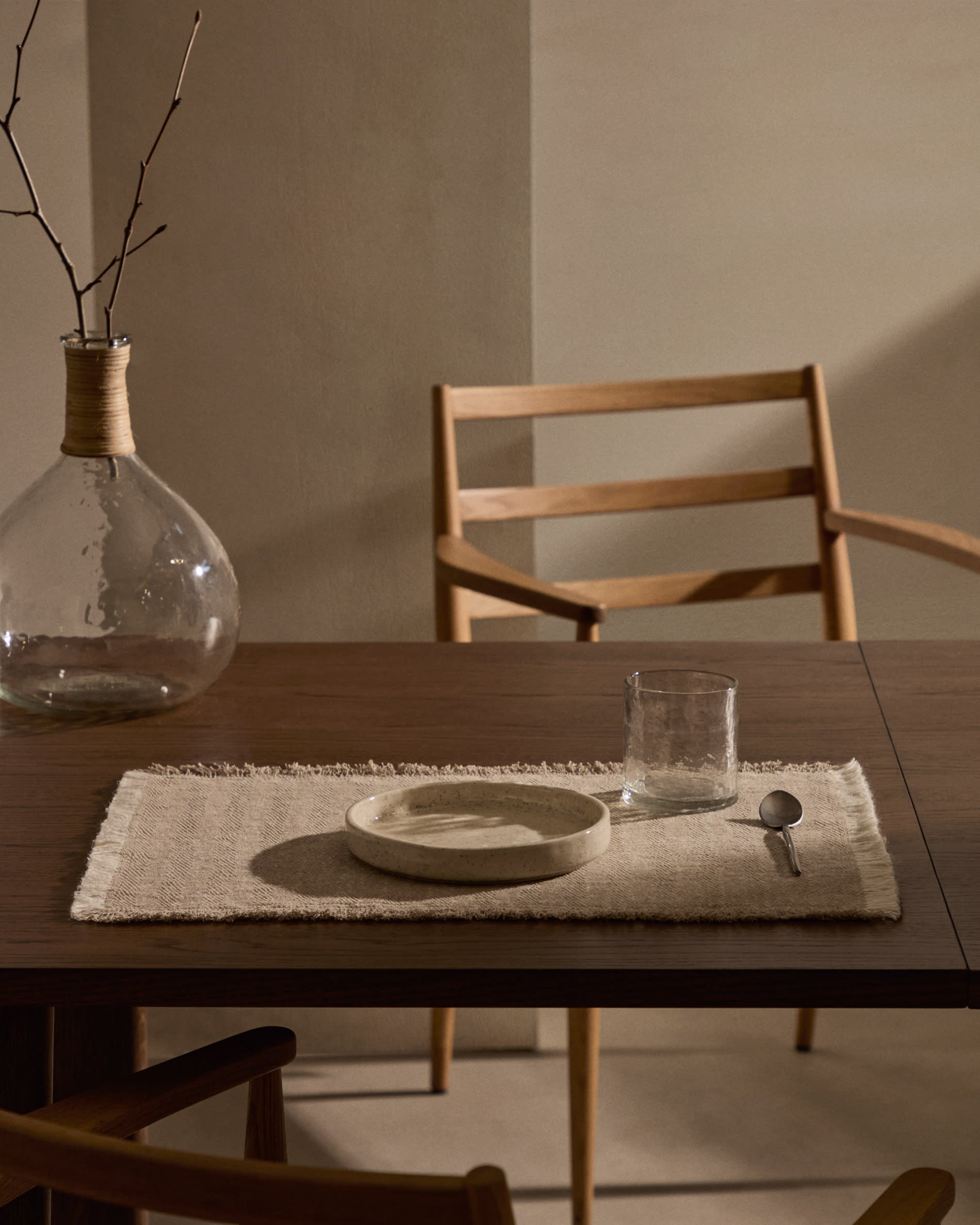 Der Sashi Tisch aus robustem Teakholz (220 x 100 cm) bietet stilvolle Eleganz und Platz für gesellige Runden in jedem Esszimmer.