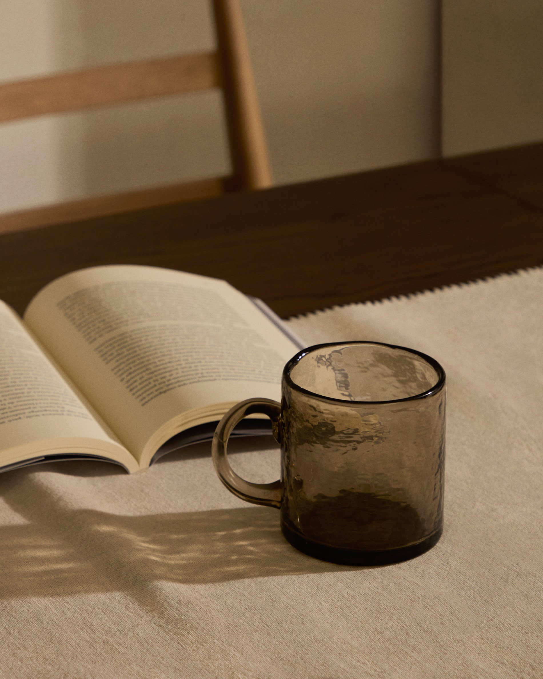 Der Sashi Tisch aus massivem Teakholz (220 x 100 cm) vereint Eleganz und Funktionalität, ideal für gesellige Esszimmermomente.