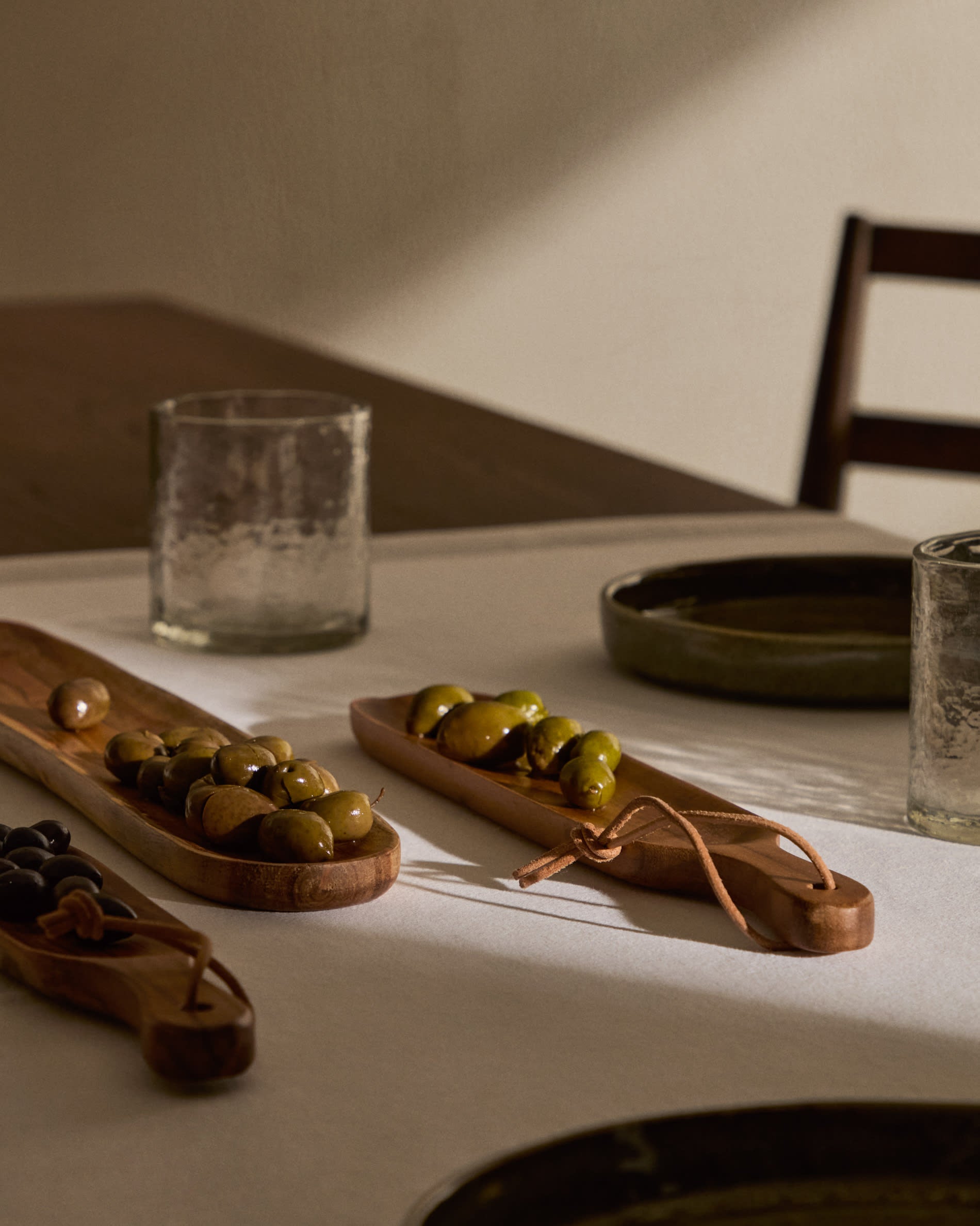 Der Sashi Tisch aus massivem Teakholz (220 x 100 cm) vereint zeitlose Eleganz und Funktionalität, ideal für gesellige Esszimmermomente.