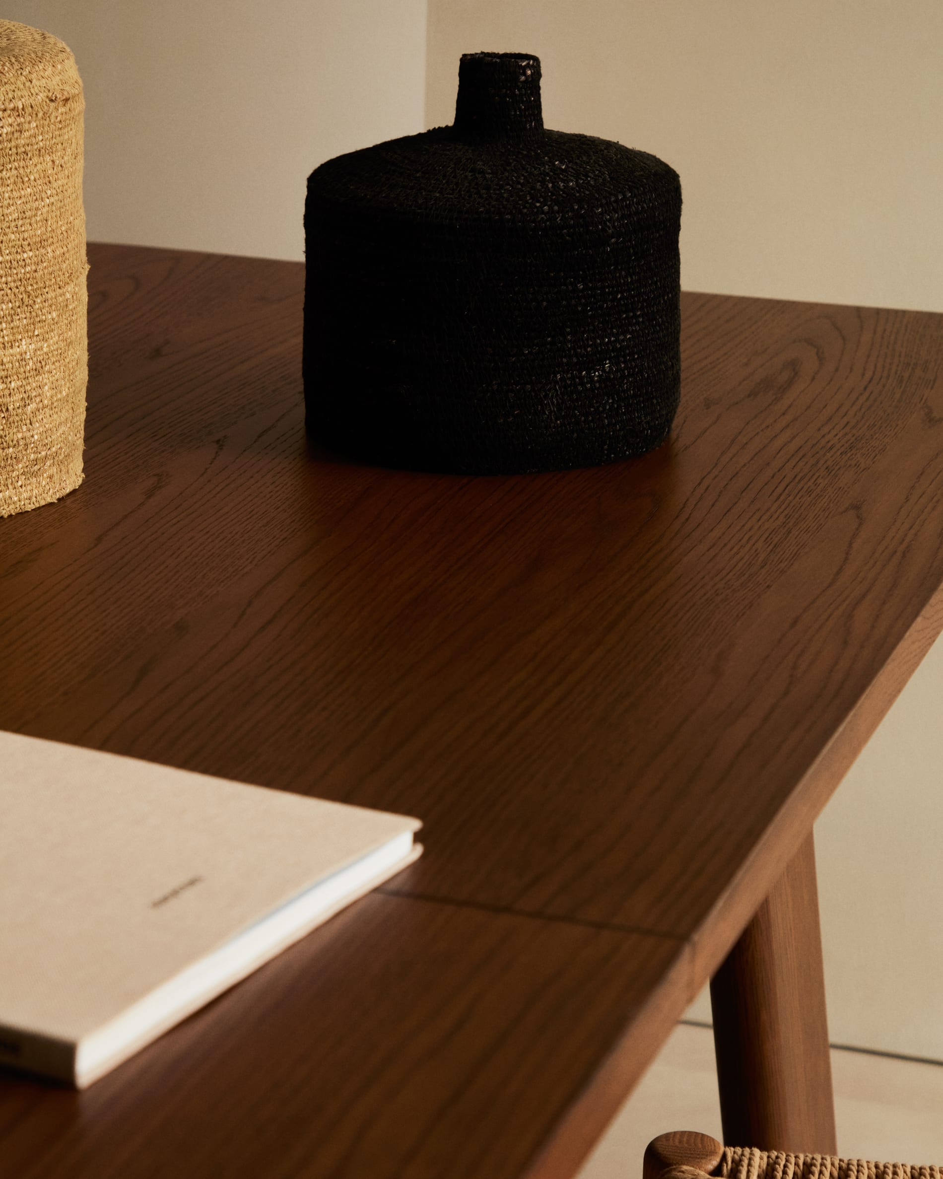 Der Sashi Tisch aus robustem Teakholz (220 x 100 cm) bietet stilvollen Platz für gesellige Runden und bringt natürliche Schönheit in Ihr Zuhause.