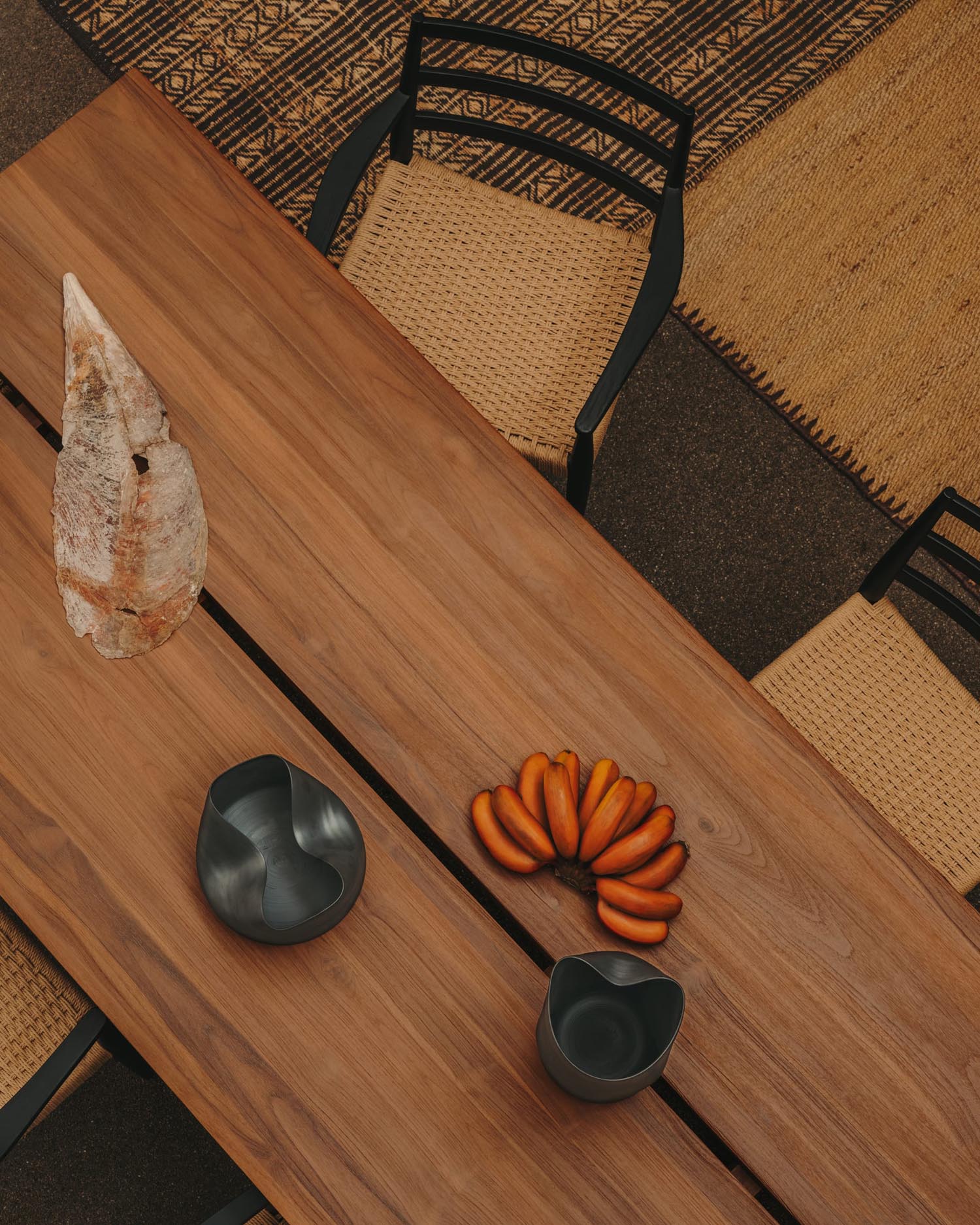 Der Sashi Tisch aus massivem Teakholz (220x100 cm) von Kave Home bietet zeitloses Design und robuste Eleganz für Ihr Zuhause.