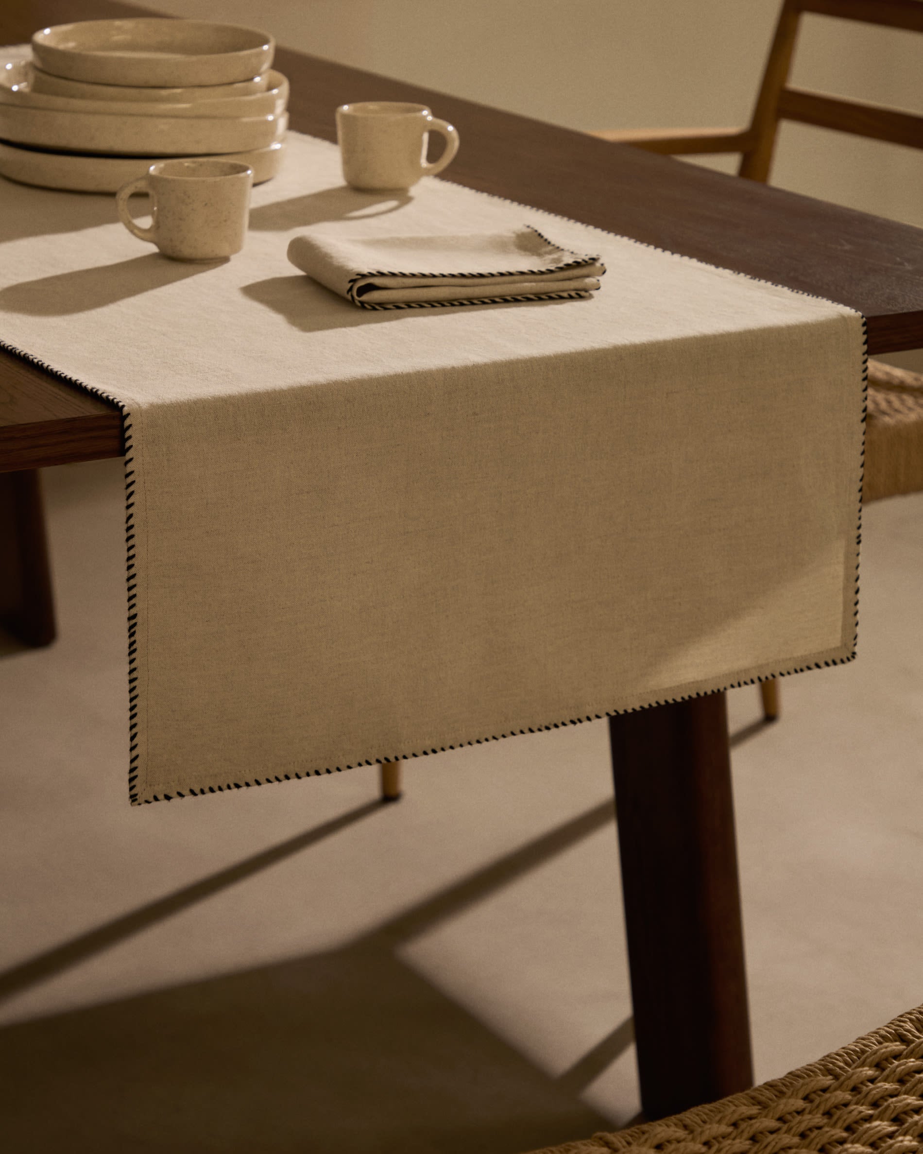 Der Sashi Tisch aus Teakholz (220x100 cm) von Kave Home vereint stilvolles Design mit langlebiger Qualität für Ihr Wohnambiente.