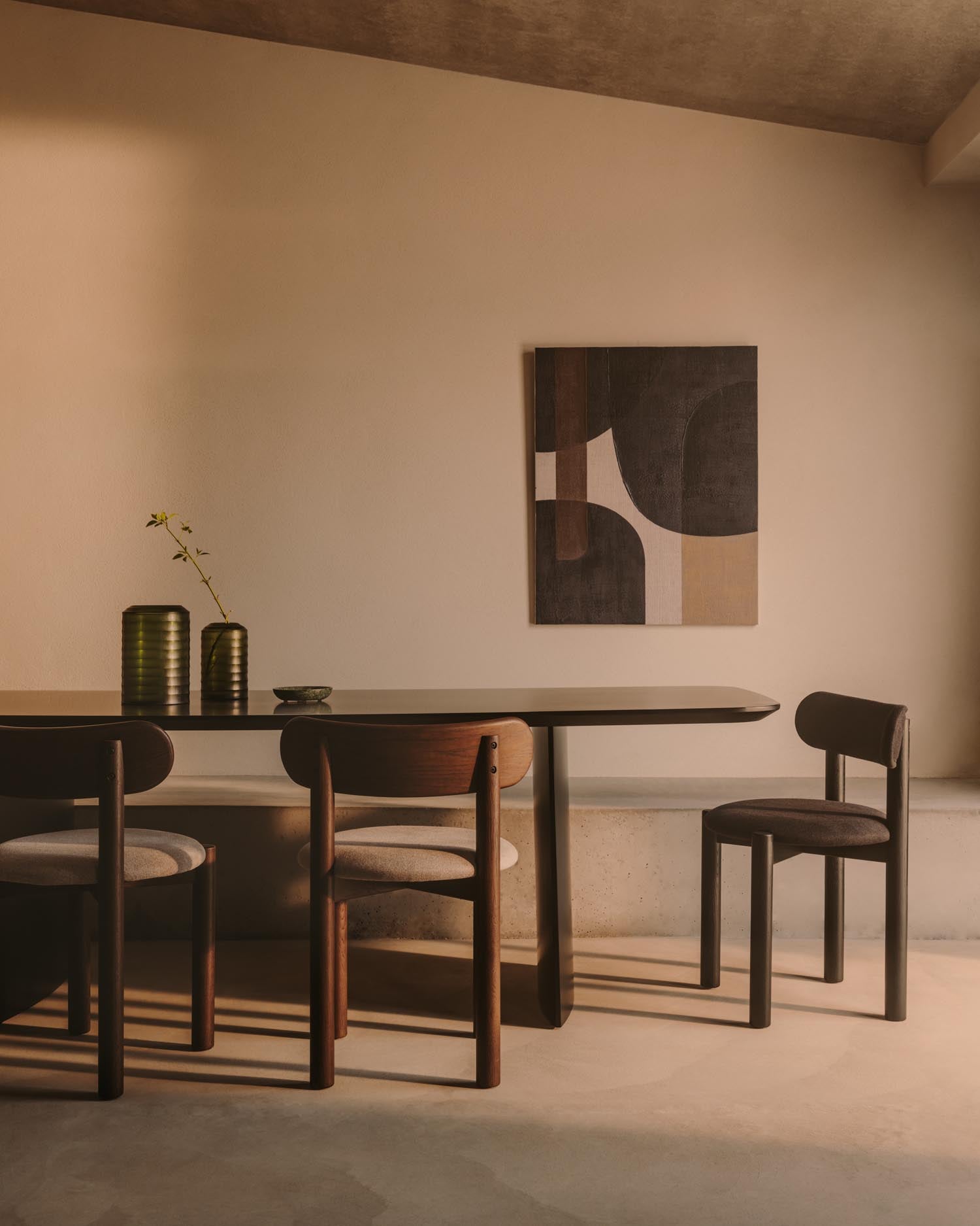 Moderner Tisch Litto aus schwarz lackiertem MDF, 240x100 cm, von Kave Home. Stilvolles Design für Esszimmer oder Büro.