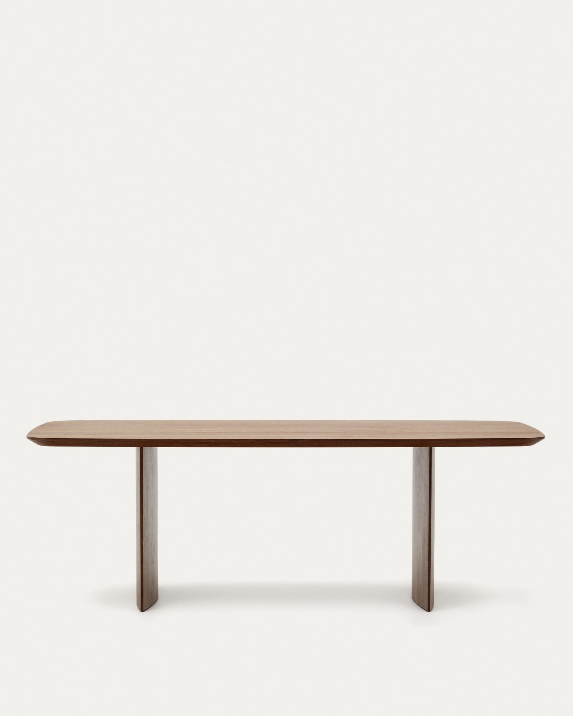 Eleganter Litto Tisch aus Walnussfurnier, 240 x 100 cm, von Kave Home. Perfekt für stilvolle Wohn- oder Essbereiche.