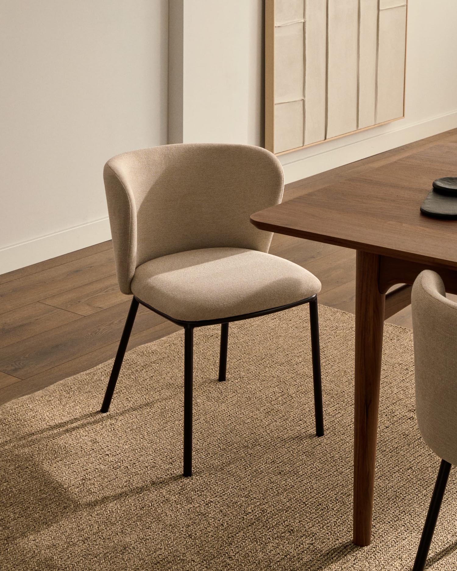 Erleben Sie den stilvollen, ausziehbaren Tisch Elan von Kave Home: Massives Nussbaumholz, elegant und nachhaltig, perfekt für gesellige Anlässe.