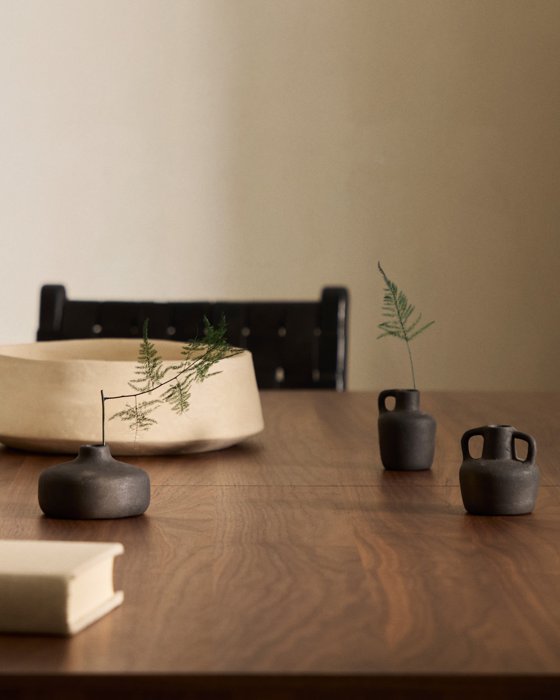 Moderner ausziehbarer Tisch aus Nussbaumholz, 200-260 cm, FSC-zertifiziert, perfekt für stilvolle Wohn- und Esszimmer.