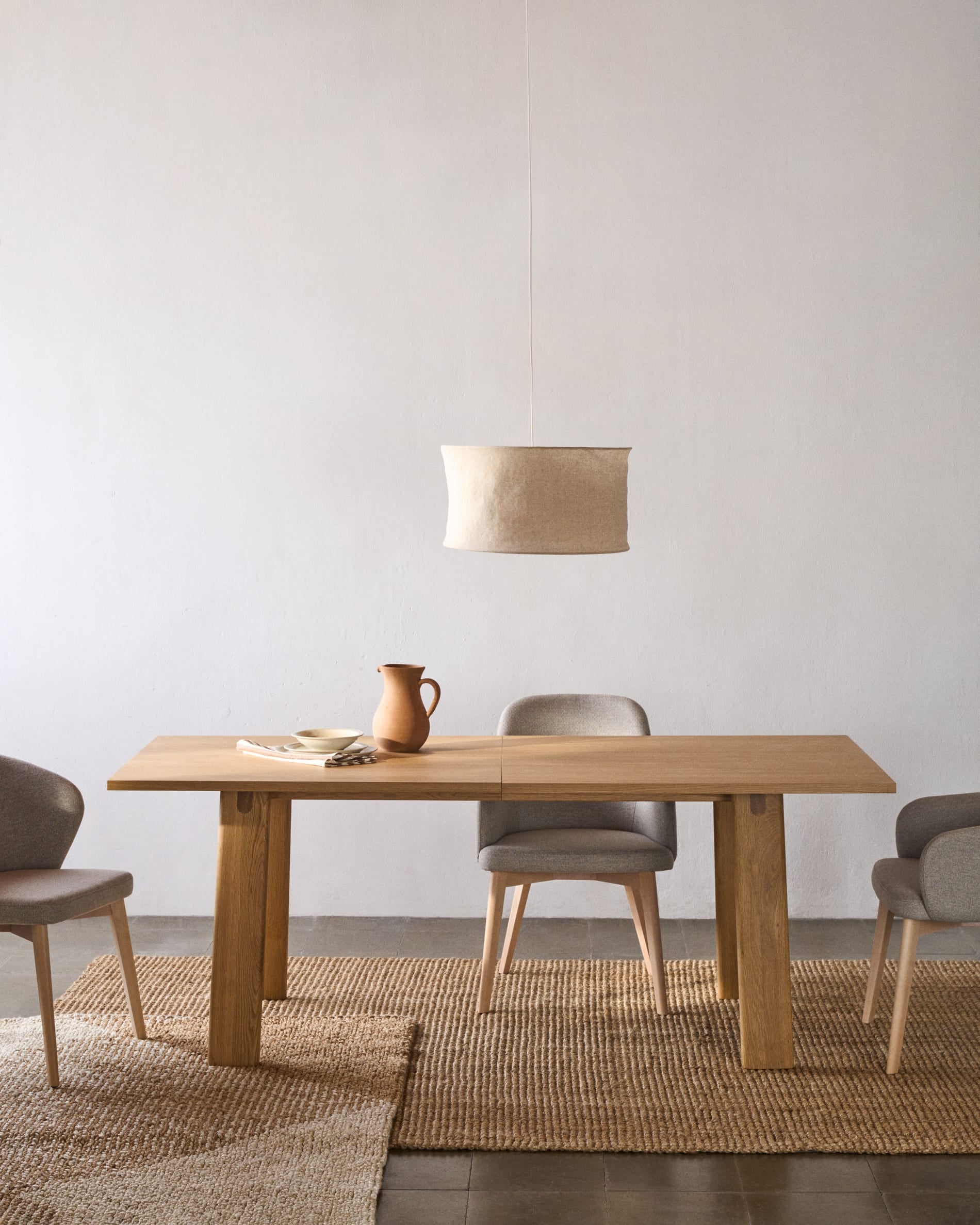 Eleganter Arlen Ausziehtisch aus Eichenholz mit Nussbaum-Finish, FSC-zertifiziert, 200-250 cm, ideal für stilvolle Räume.