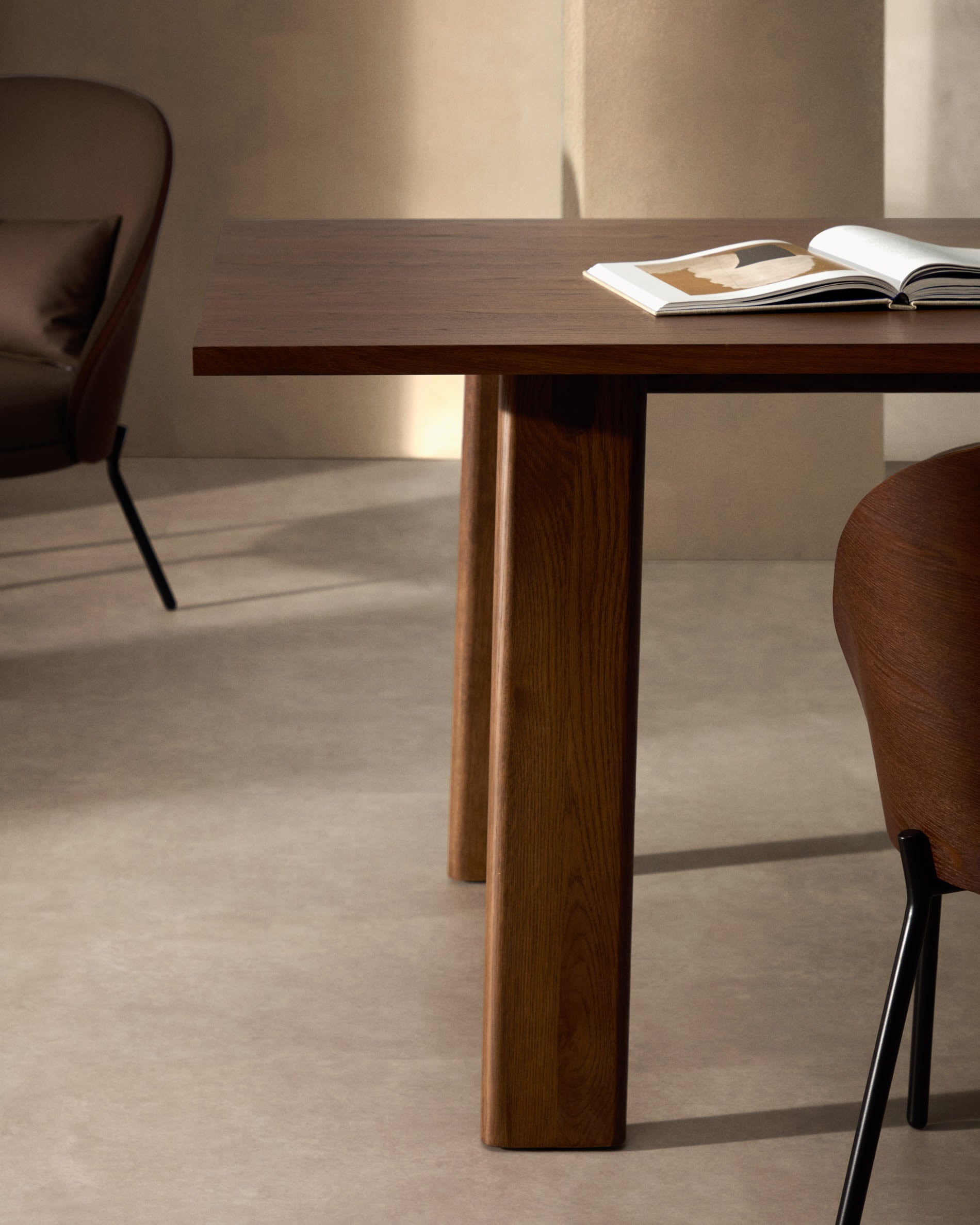 Eleganter Arlen Ausziehtisch aus Eichenholz mit Nussbaum-Finish, FSC-zertifiziert, 200-250 cm, ideal für stilvolle Räume.