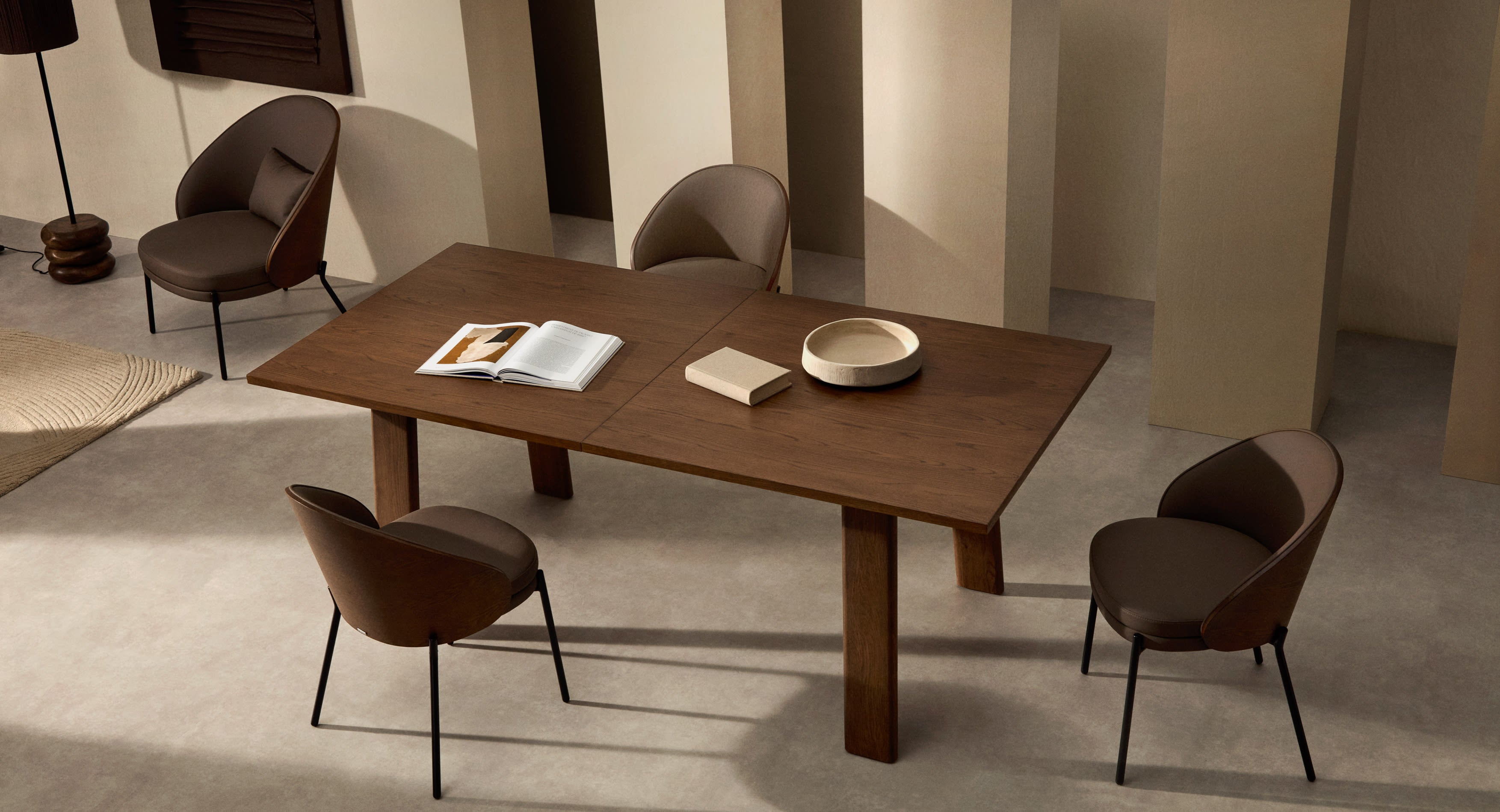 Moderner Arlen Ausziehtisch aus Eichenholz mit edlem Nussbaum-Finish, FSC-zertifiziert, 200-250 cm, perfekt für Ihr Zuhause.