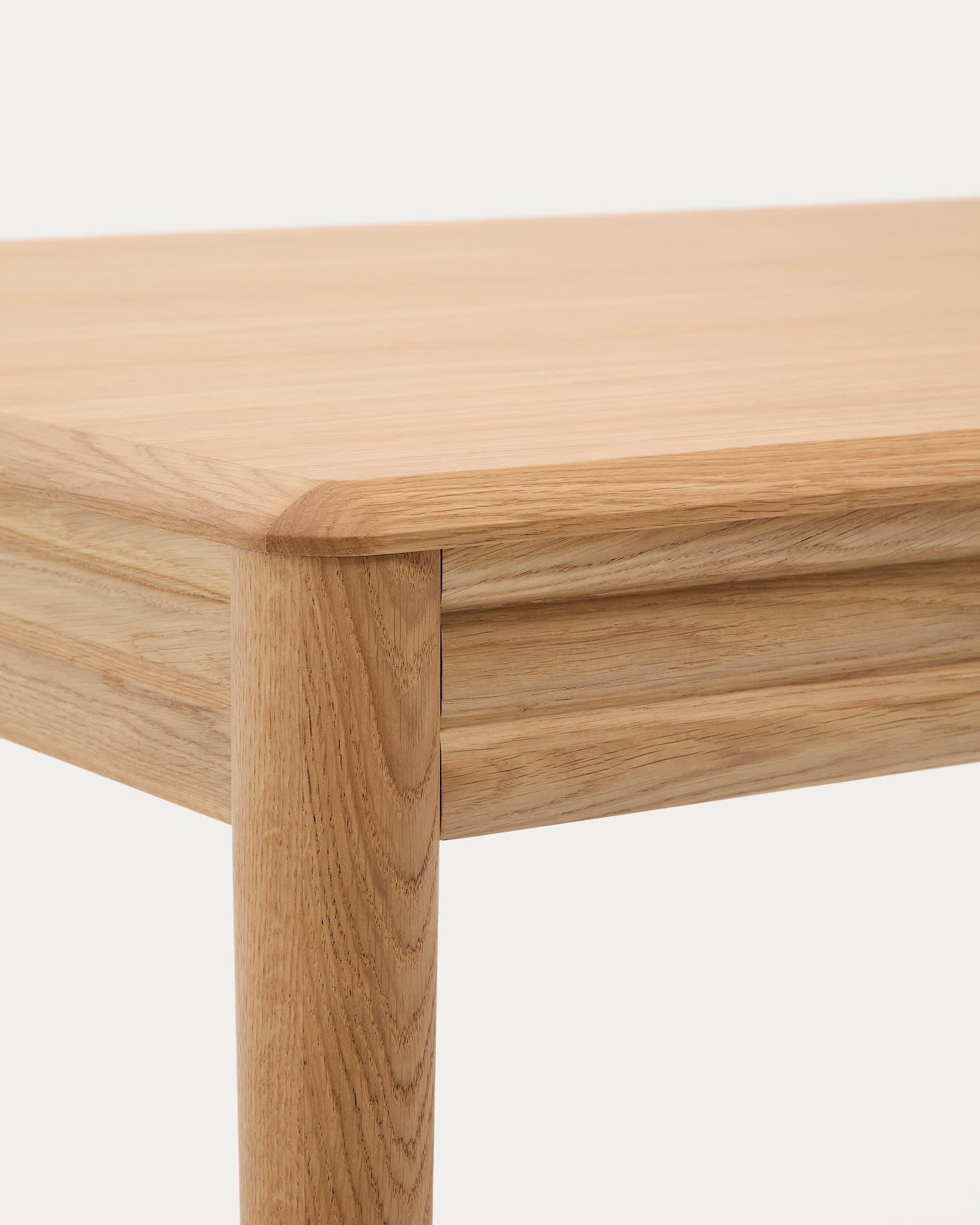 Der Lenon Ausziehtisch von Kave Home vereint stilvolles Design mit Funktionalität. Aus Eichenfurnier und massivem Holz gefertigt, bietet er Platz für gesellige Runden.