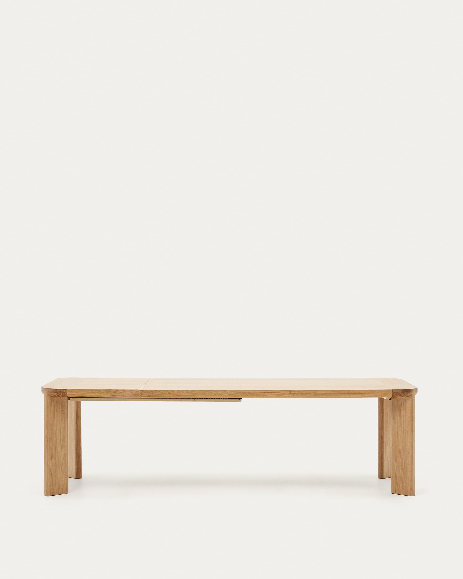 Der Jondal Tisch aus FSC-zertifiziertem Holz vereint Design und Funktion, ausziehbar von 200 auf 280 cm, ideal für Ihr Esszimmer.