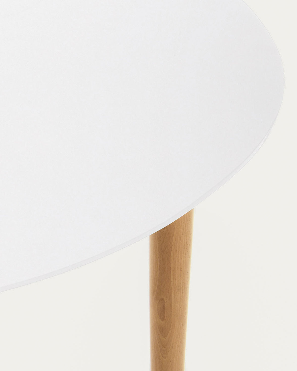 Runder Ausziehtisch Oqui MDF weisse Lackierung Beine aus massiver Buche 90 (170) x 90 cm in Weiss, Natur präsentiert im Onlineshop von KAQTU Design AG. Esstisch ist von Kave Home