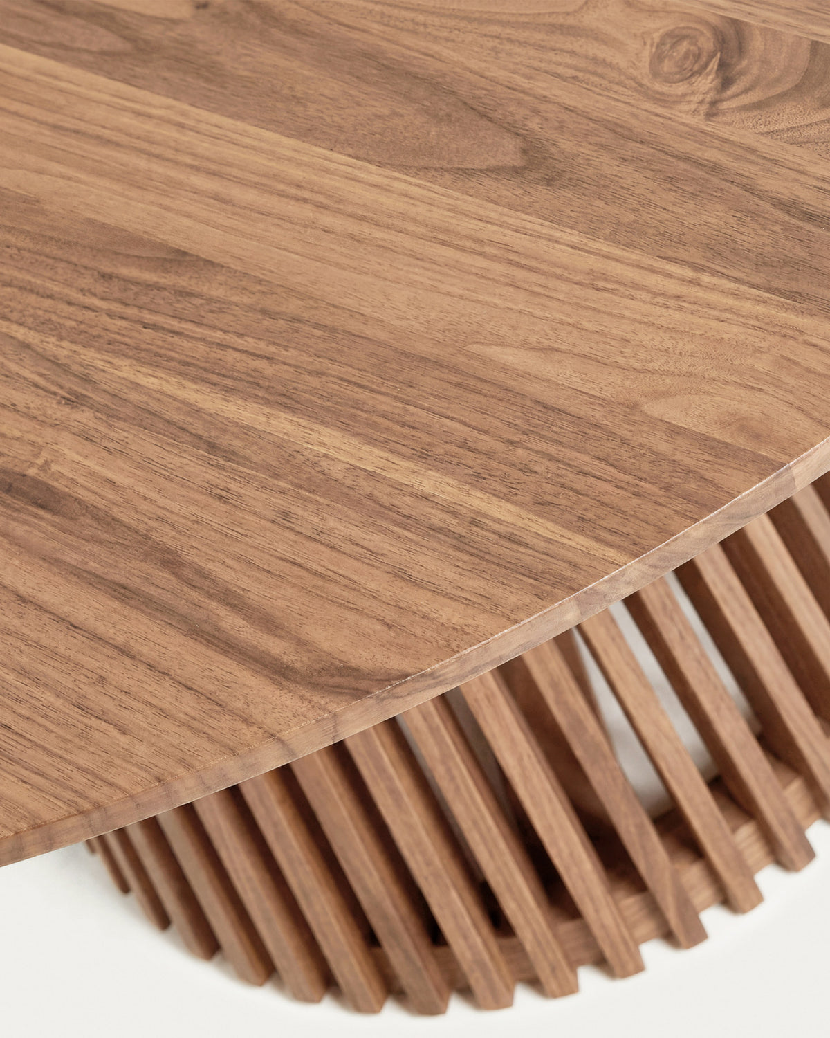 Jeanette runder Tisch aus massivem Teakholz Ø 90 cm in Natur präsentiert im Onlineshop von KAQTU Design AG. Gartentisch ist von Kave Home