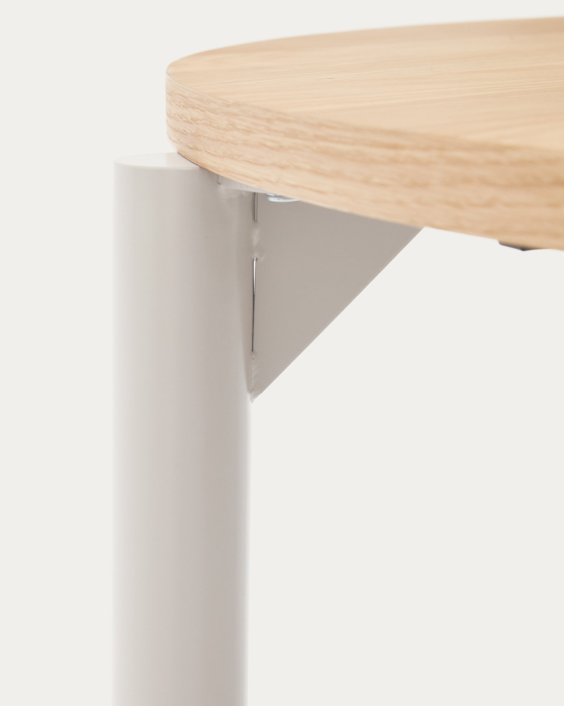 Moderner runder Ausziehtisch mit Eichenfurnier und grauen Stahlbeinen, Ø 120-200 cm, ideal für stilvolle Esszimmer und flexible Anlässe.