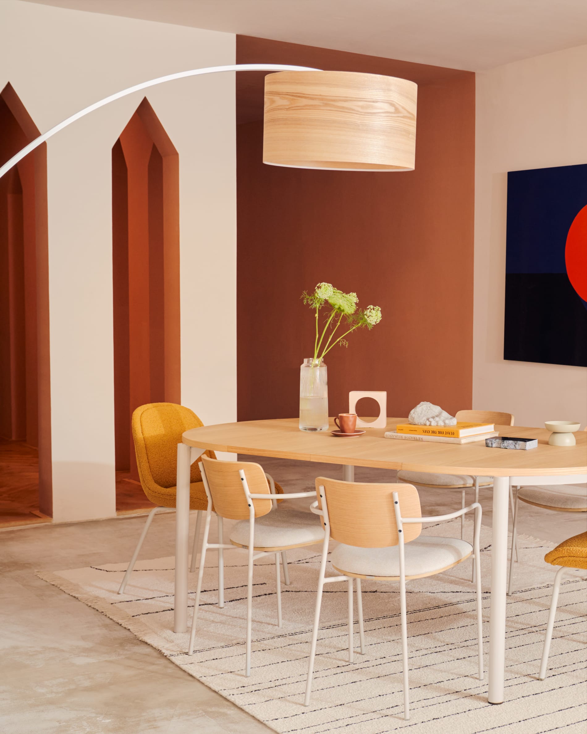 Eleganter runder Ausziehtisch mit Eichenfurnier und grauen Stahlbeinen, Ø 120-200 cm, perfekt für moderne Esszimmer.