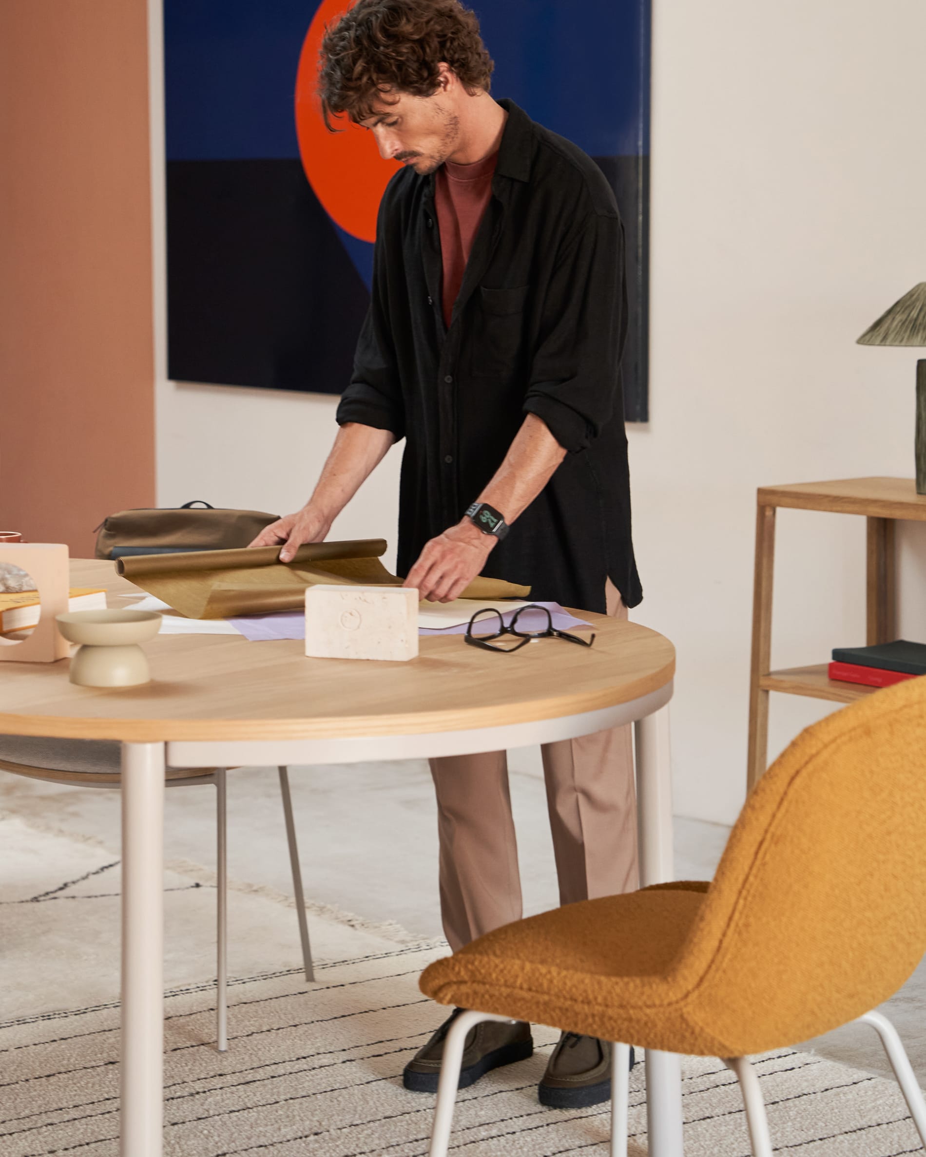 Eleganter runder Ausziehtisch mit Eichenfurnier und grauen Stahlbeinen, Ø 120-200 cm, perfekt für moderne Esszimmer.