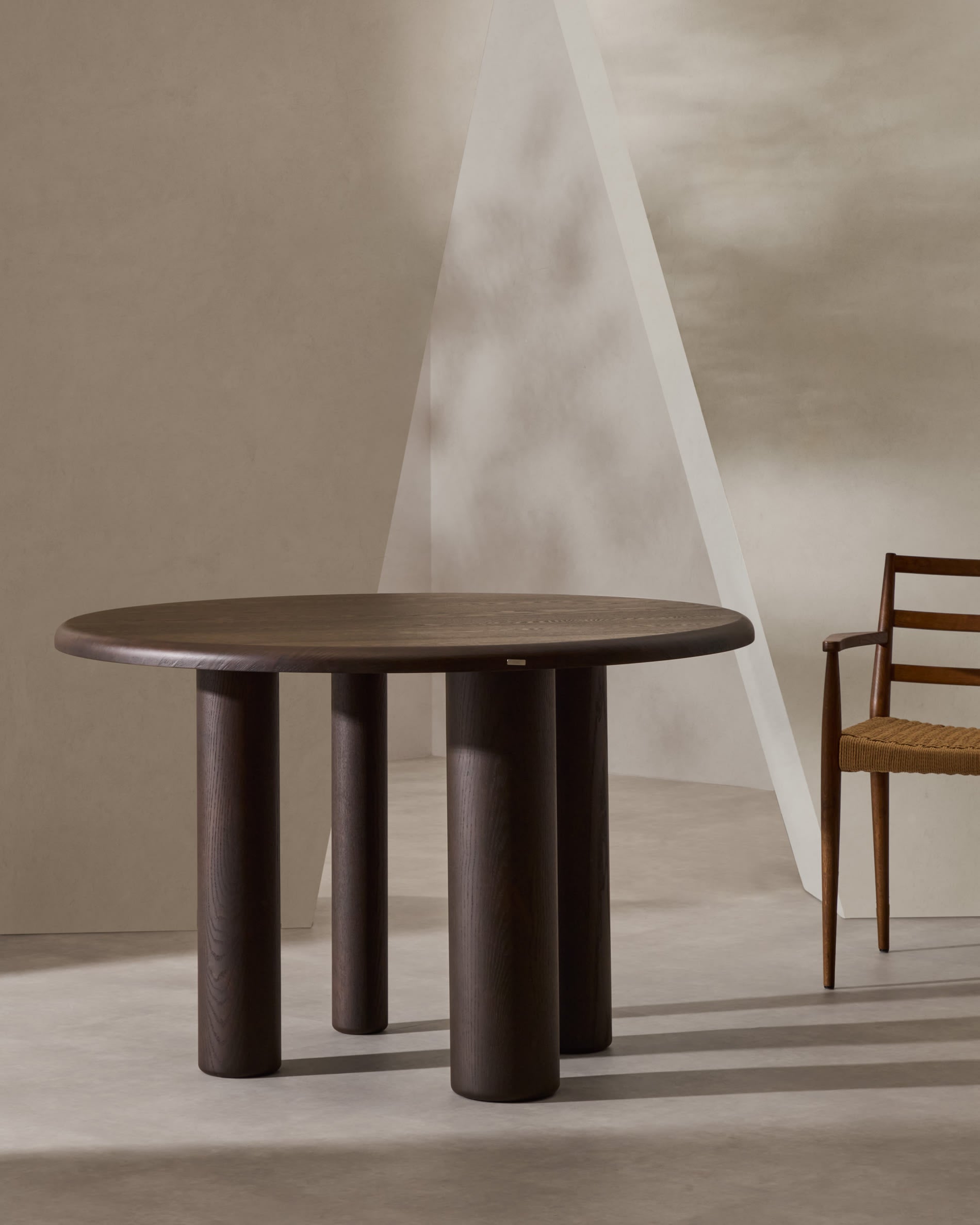 Eleganter runder Tisch aus Eschenfurnier, Ø 120 cm, mit dunklem Finish, ideal für stilvolle Esszimmer.