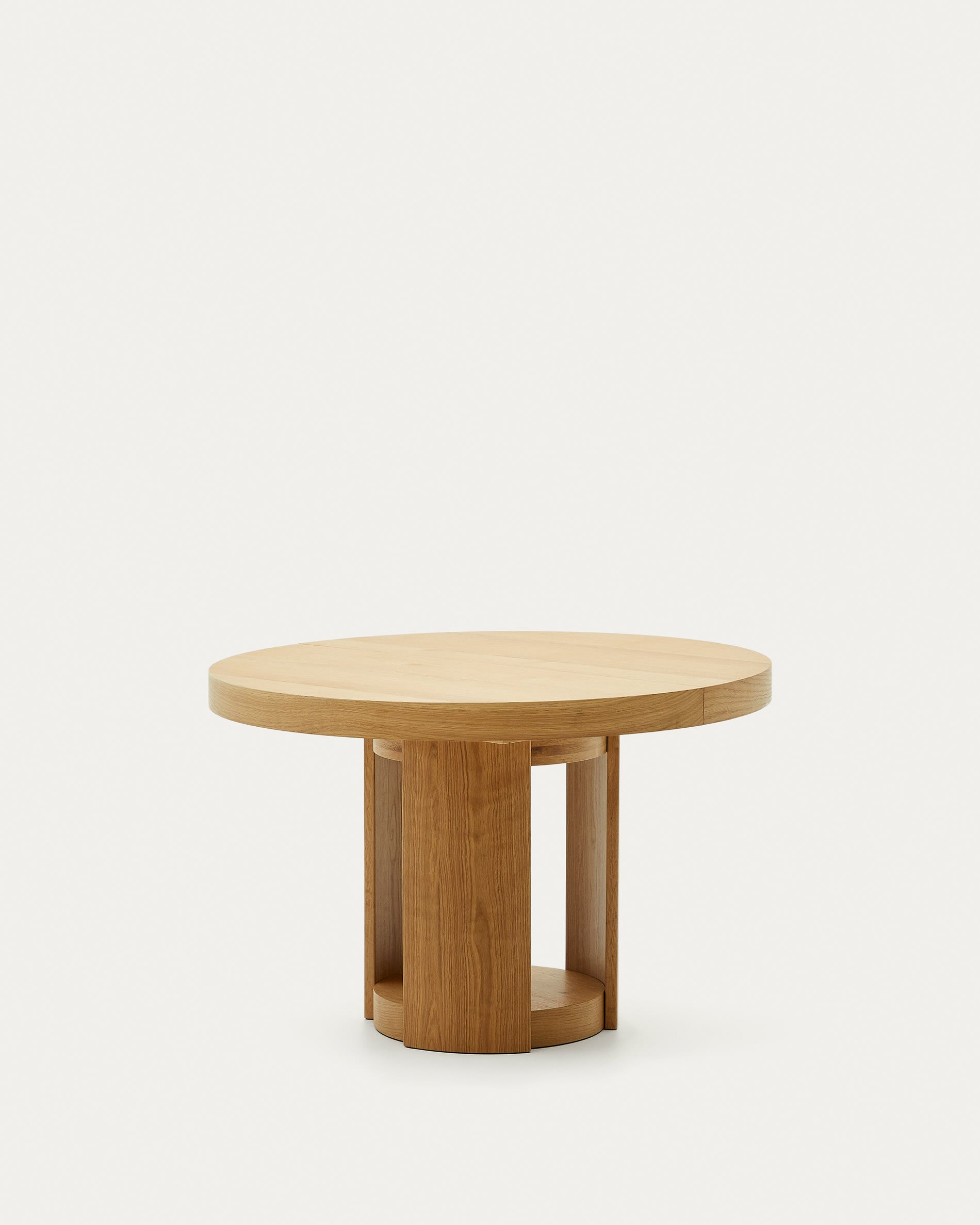 Runder Artis Ausziehtisch aus Eichenfurnier, erweiterbar von 120 auf 170 cm, ideal für gesellige Anlässe.