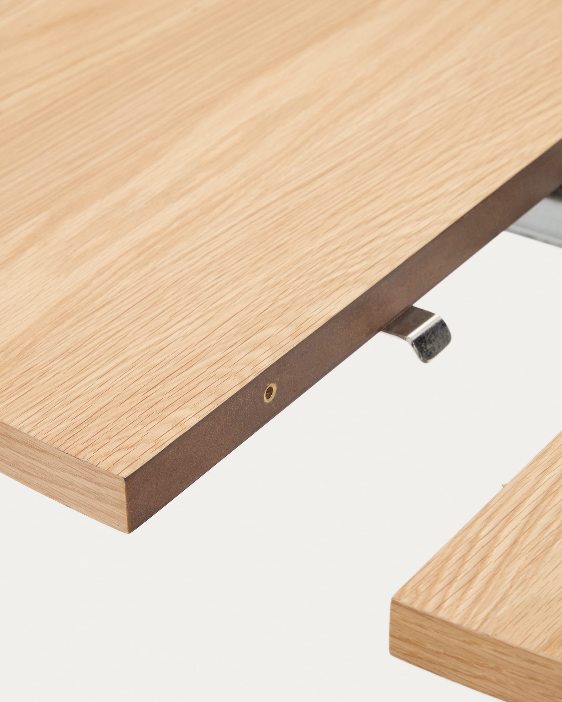 Eleganter runder Ausziehtisch aus Eichenfurnier mit robusten Stahlbeinen, erweiterbar von 90 auf 170 cm – perfekt für jedes Esszimmer.