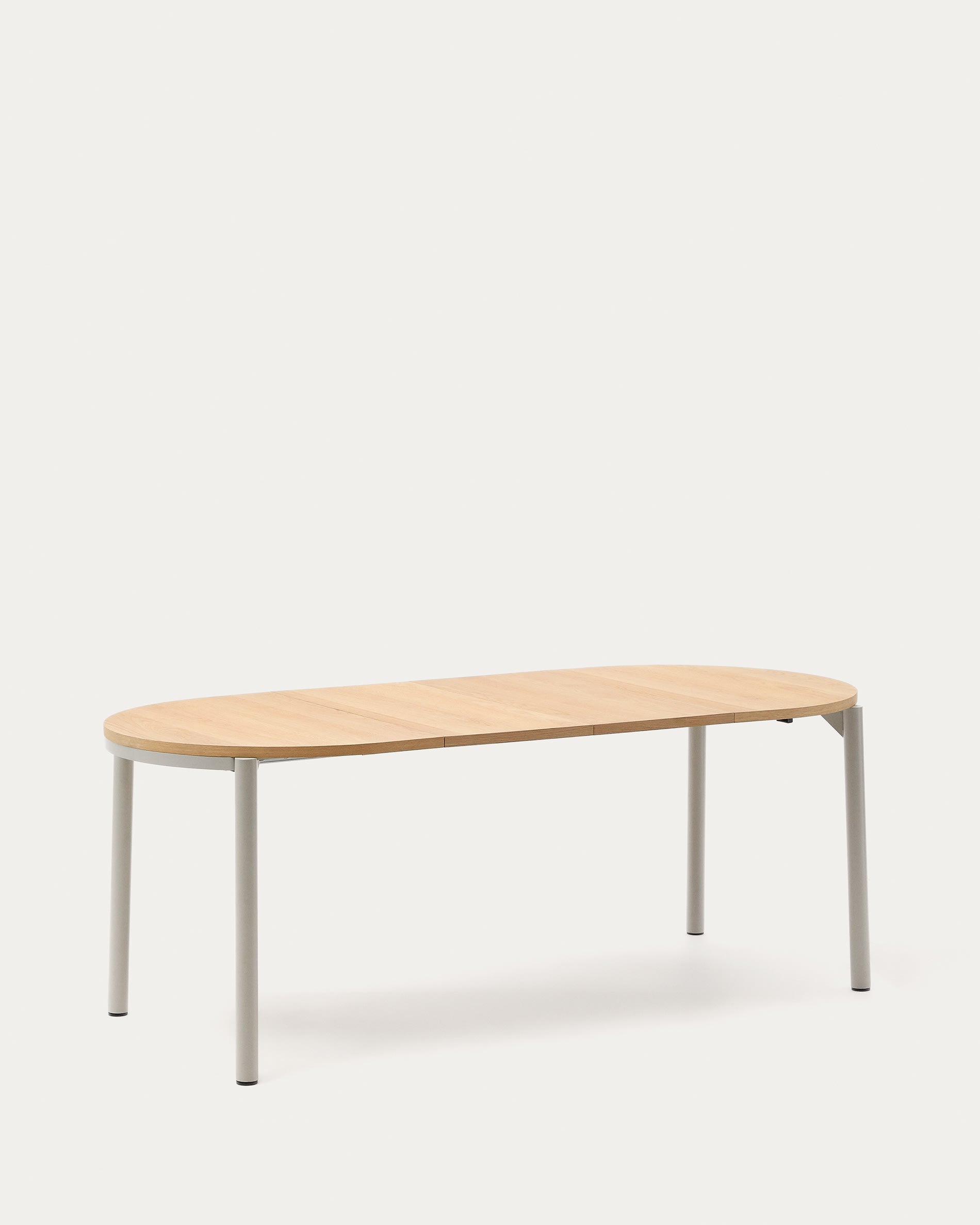 Vielseitiger Montuiri Ausziehtisch von Kave Home, aus Eichenfurnier mit stabilen Stahlbeinen, erweiterbar von 120 auf 200 cm – ideal für jedes Fest.