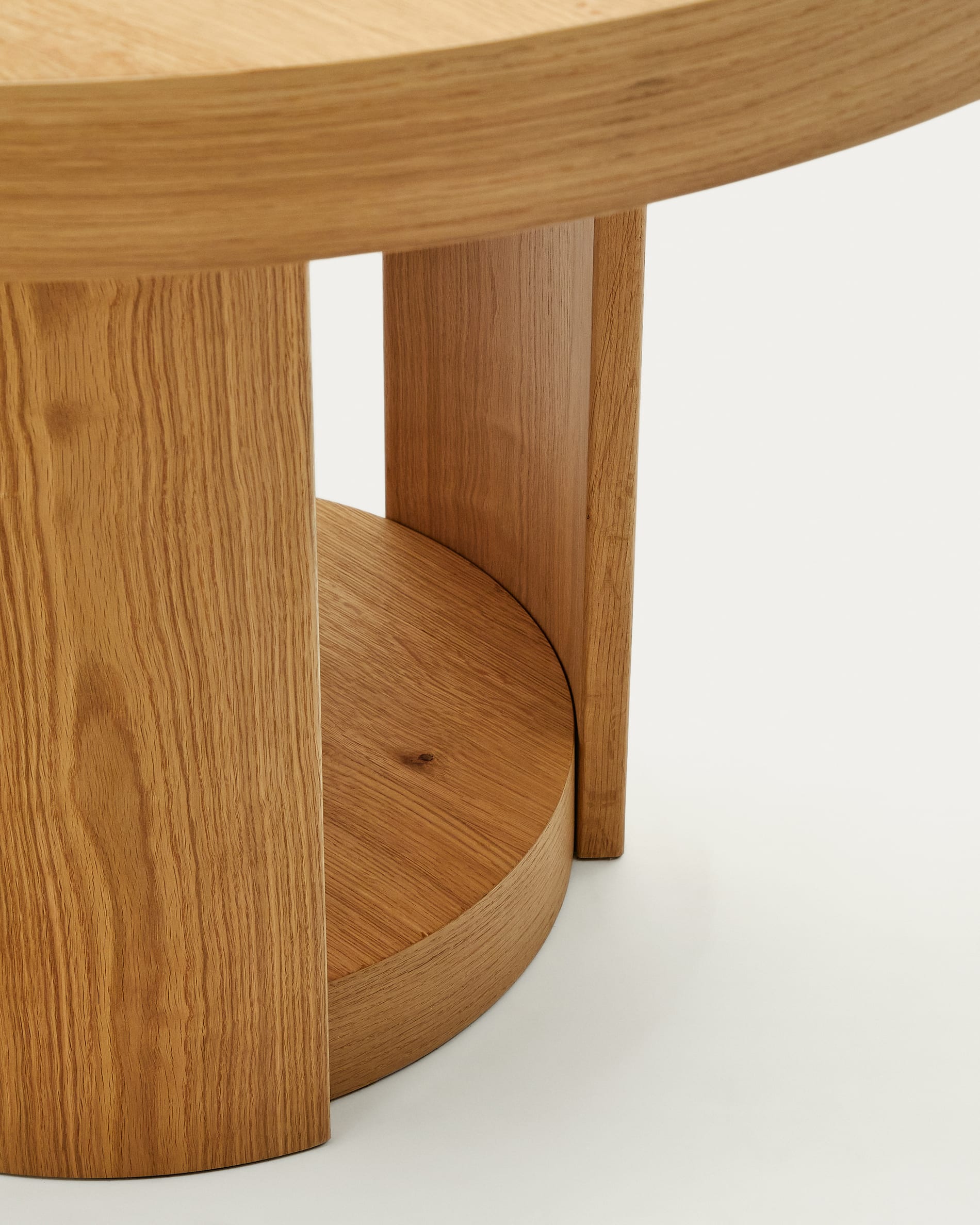 Eleganter runder Ausziehtisch Artis von Kave Home: FSC-zertifiziertes Massivholz und Eichenfurnier, ausziehbar von 150 auf 200 cm, perfekt für gesellige Runden.