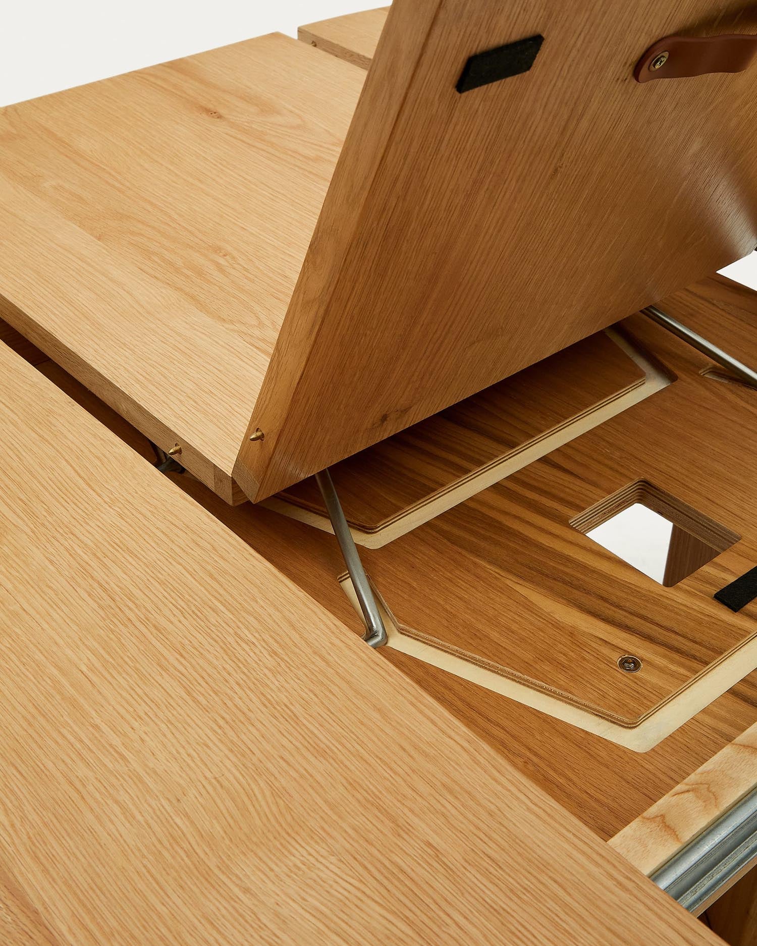 Erleben Sie den Artis Ausziehtisch von Kave Home: Ein eleganter, runder Tisch aus FSC-zertifiziertem Massivholz, der von 150 auf 200 cm erweiterbar ist.