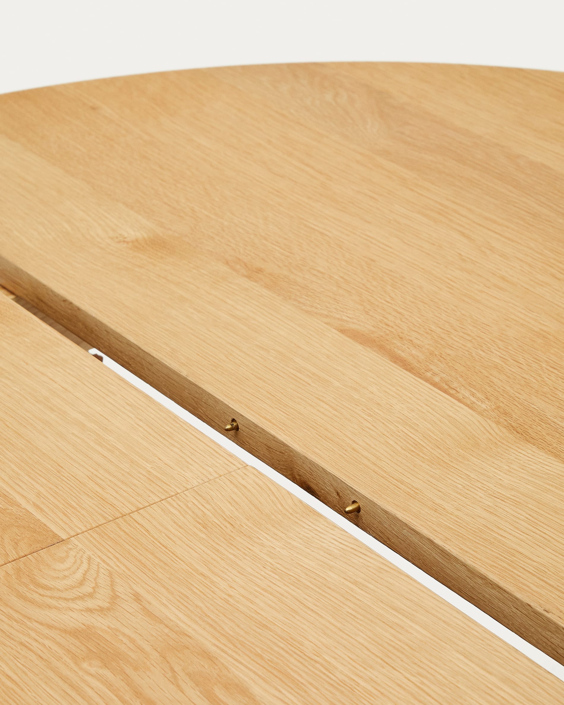 Entdecken Sie den Artis Ausziehtisch von Kave Home: Ein stilvoller, runder Tisch aus hochwertigem Massivholz, der sich flexibel von 150 auf 200 cm erweitern lässt.